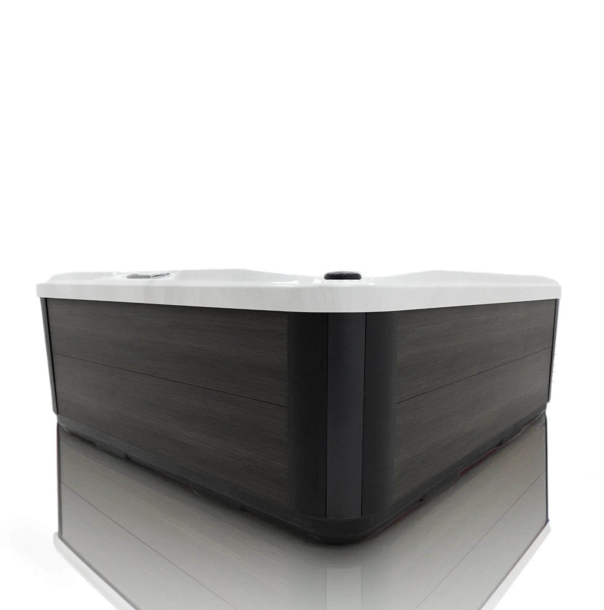 Moderne Outdoor Whirlpool-Ecke mit dunkler Verkleidung und weißer Oberfläche, elegantes Design
