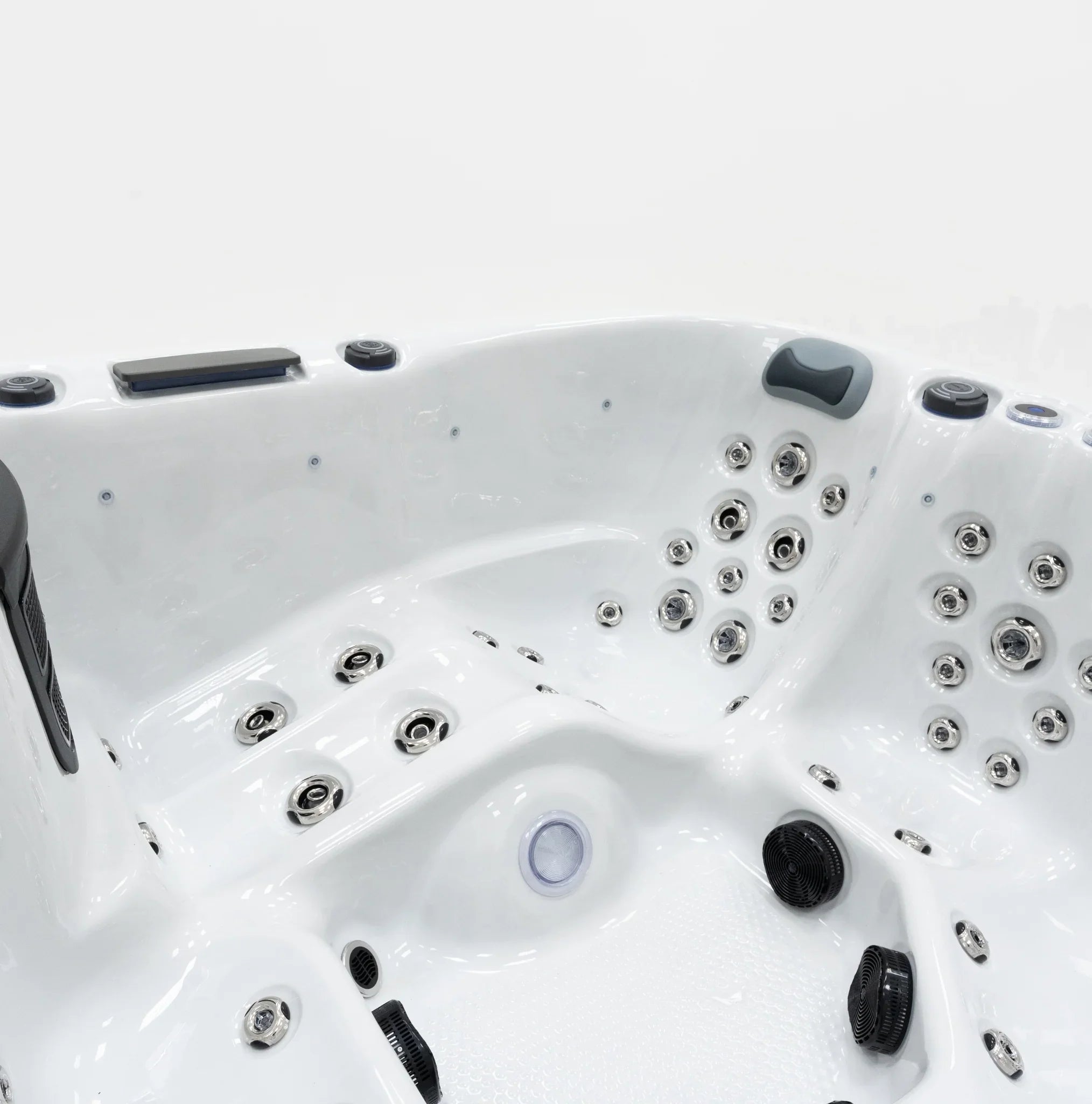 Moderner Whirlpool in Weiß mit vielen Massagedüsen, ergonomische Sitzflächen, Wellness-Design