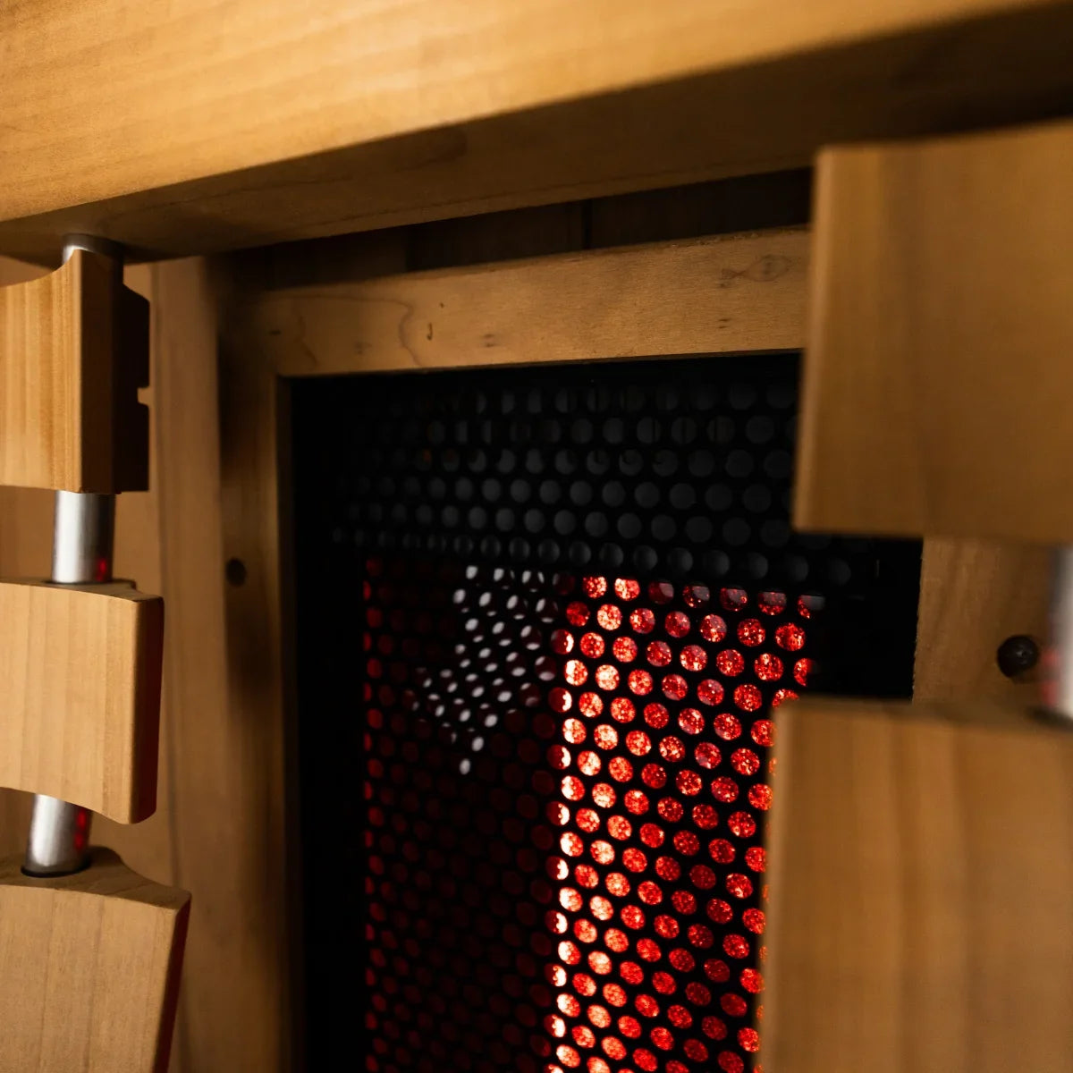 Detail eines Sauna-Infrarot-Heizelements mit Holzverkleidung, modernes Wellness-Design