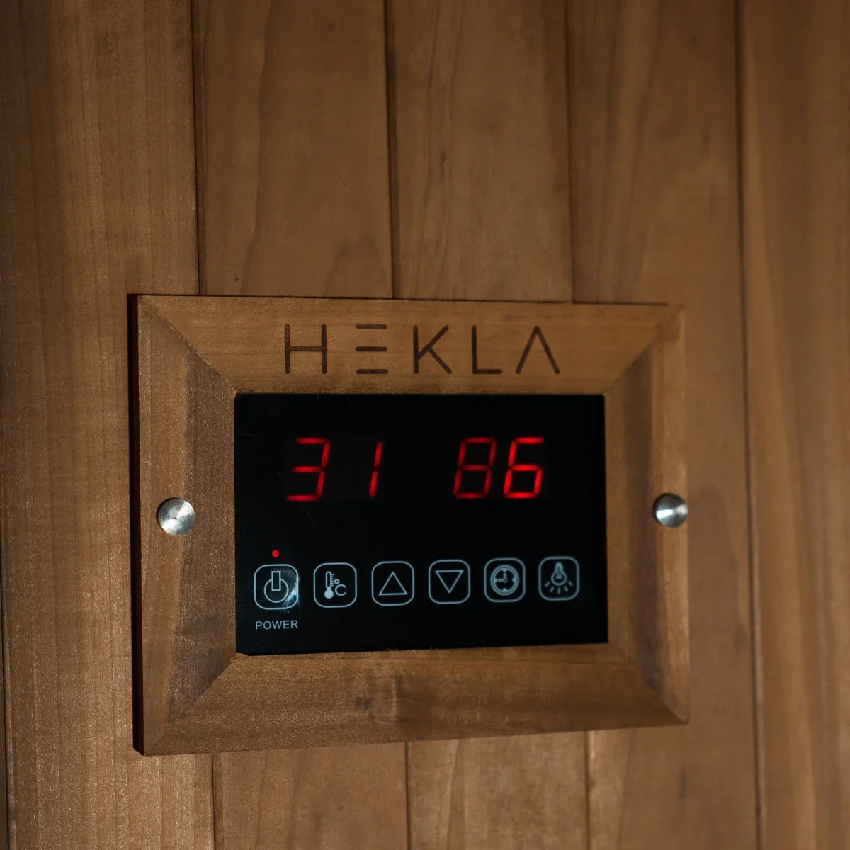 Digitale Steuerung einer Sauna an Holzverkleidung, modernes Wellness-Design