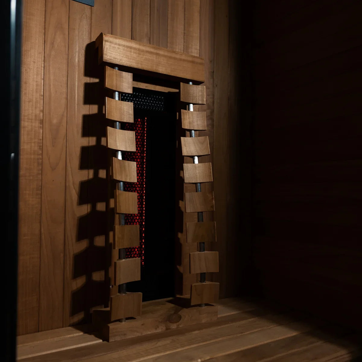 Edle Holz-Infrarotheizung in moderner Sauna, Wellnessbereich, hochwertiges Design