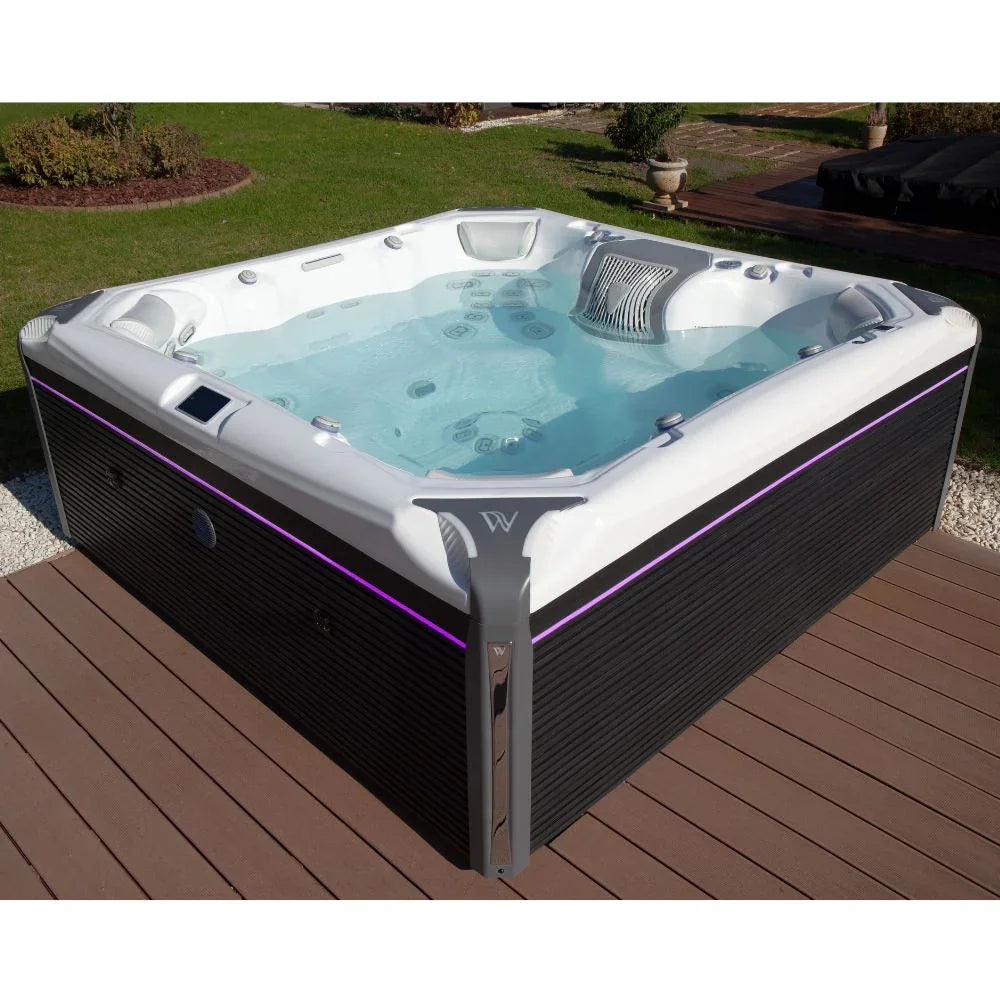 Moderner Wellis Whirlpool mit LED-Beleuchtung auf Terrasse, luxuriöses Wellness-Design für den Garten