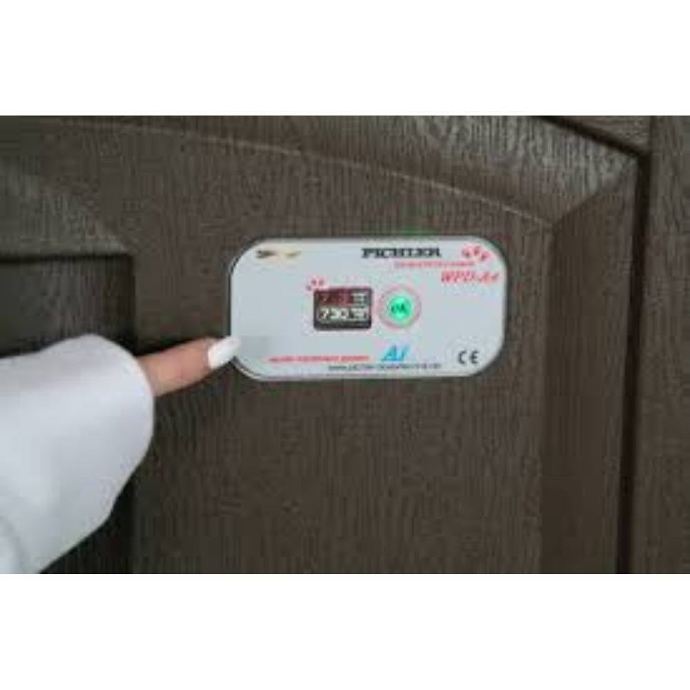In der Whirlpool-Verkleidung eingebautes OLED-Bedienfeld der Pichler WPD-A4 mini