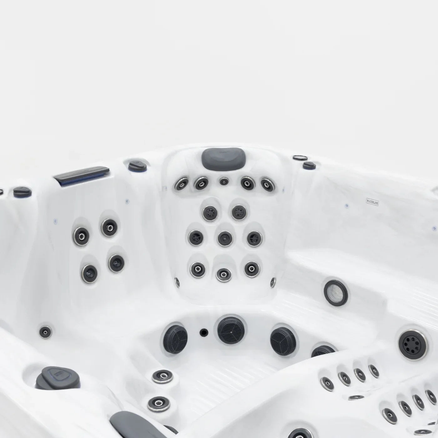 Outdoor Whirlpool mit weißen Acrylflächen und zahlreichen Massagedüsen, modernes Spa-Design