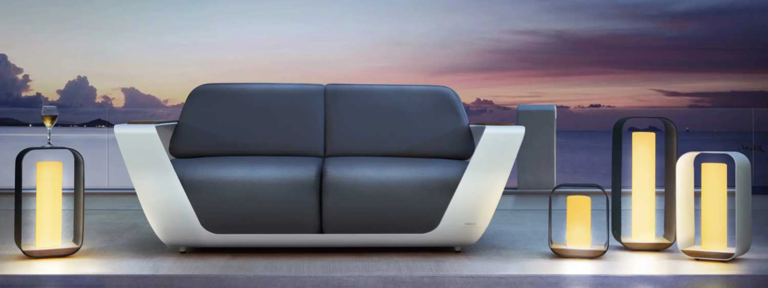 Luxuriöse Higold Outdoor-Lounge mit modernem Sofa und Designleuchten auf Terrasse bei Sonnenuntergang