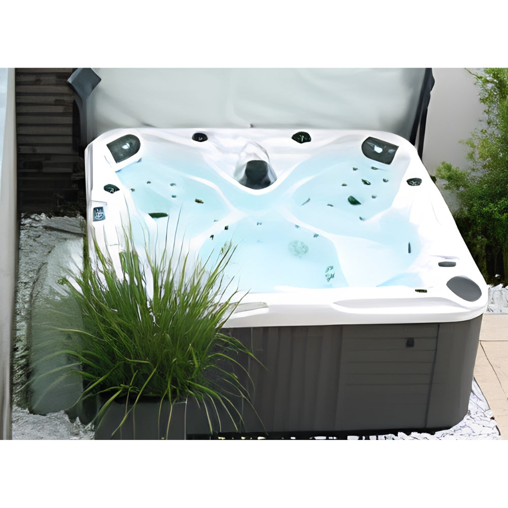 Privater Outdoor-Whirlpool im Garten als Anwendungsbeispiel