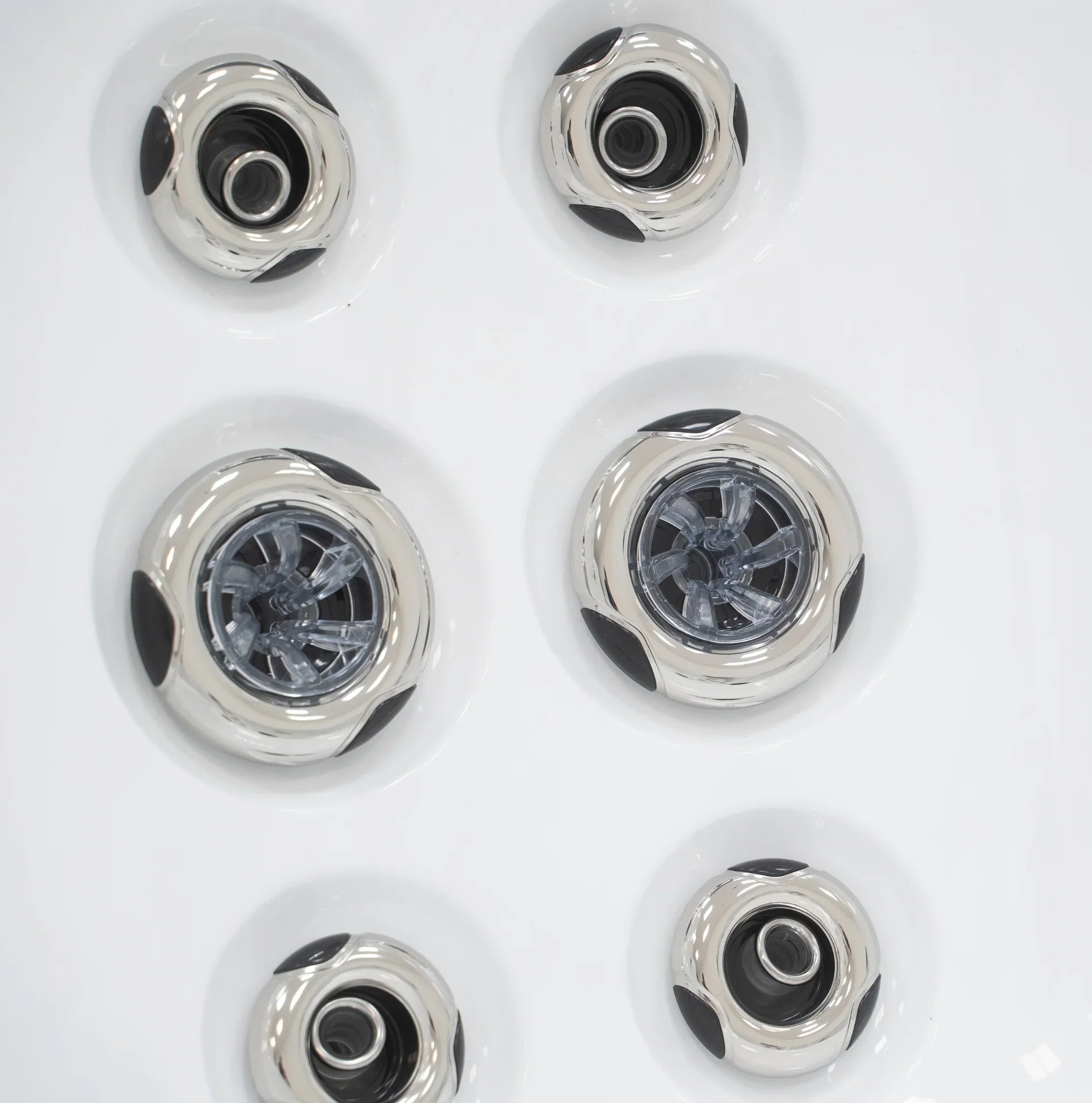 Detailaufnahme Whirlpool-Düsen in Edelstahl-Optik, modernes Design, Wellness-Highlight