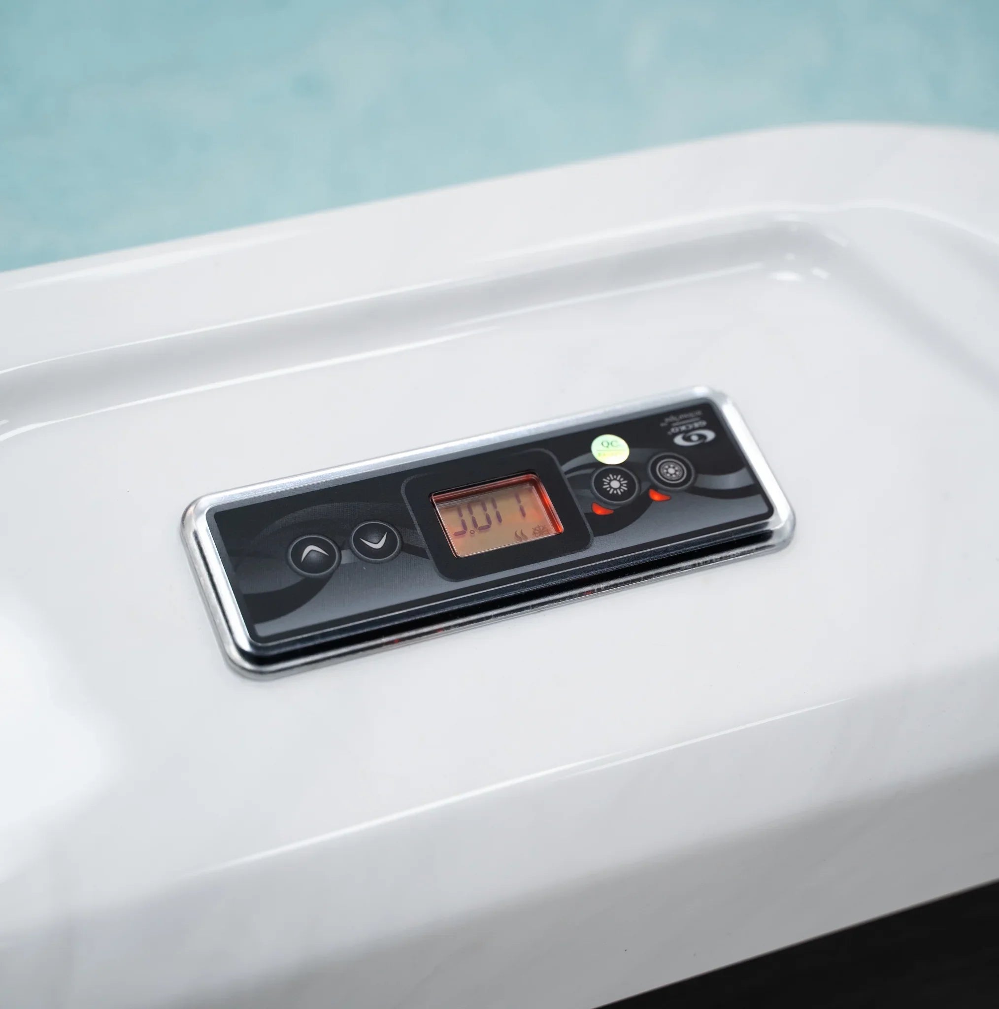 Modernes Whirlpool-Bedienfeld auf weißem Outdoor Whirlpool, Fokus auf Design und Funktionalität