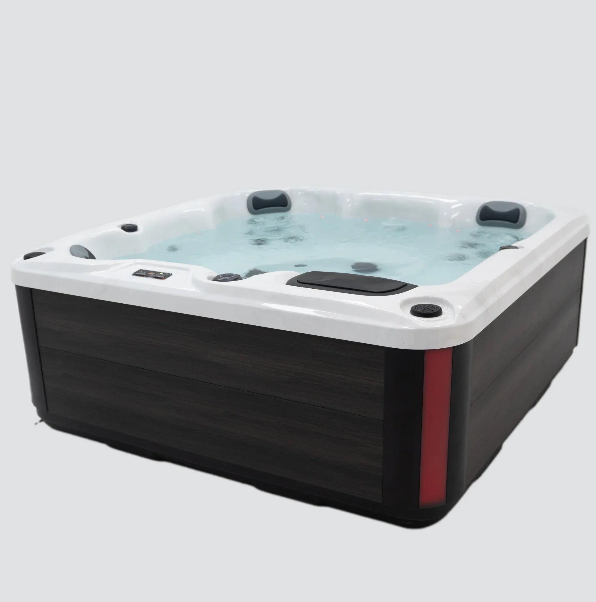 Moderner Outdoor Whirlpool mit dunkler Holzoptik, befülltem Becken und Massagefunktionen