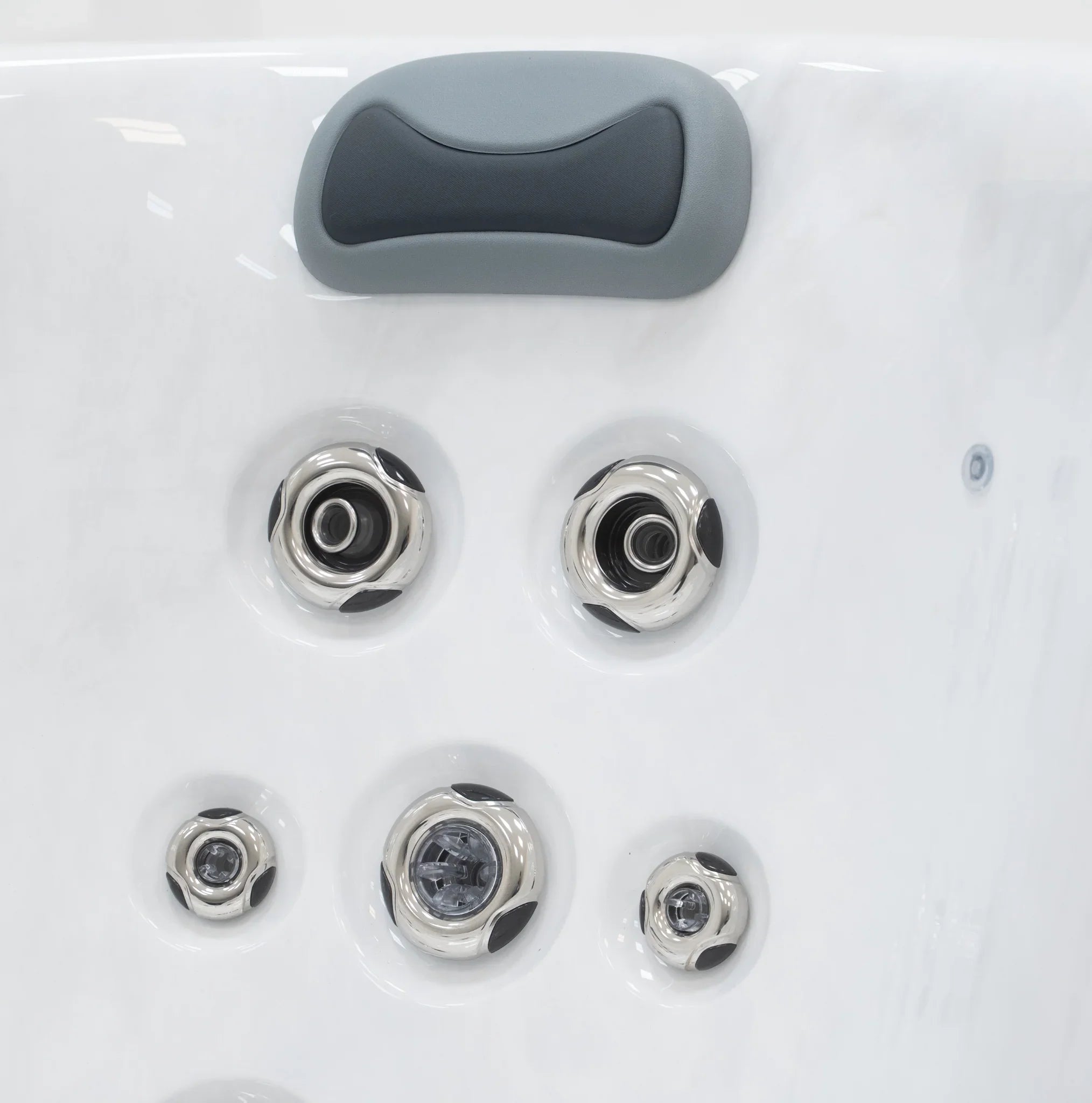 Detailansicht Whirlpool-Düsen und Kopfstütze, modernes Design, weiß-grau, Outdoor Wellness