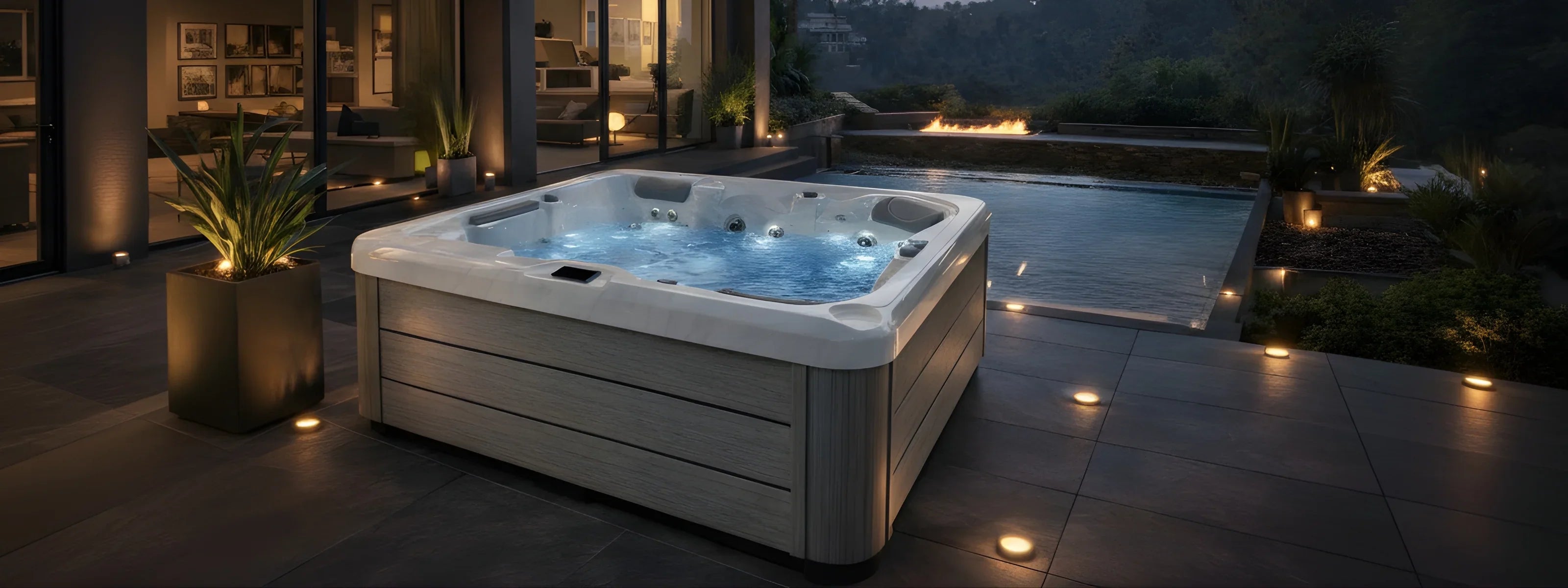 Luxuriöser Outdoor Whirlpool auf moderner Terrasse bei Nacht mit stimmungsvoller Beleuchtung