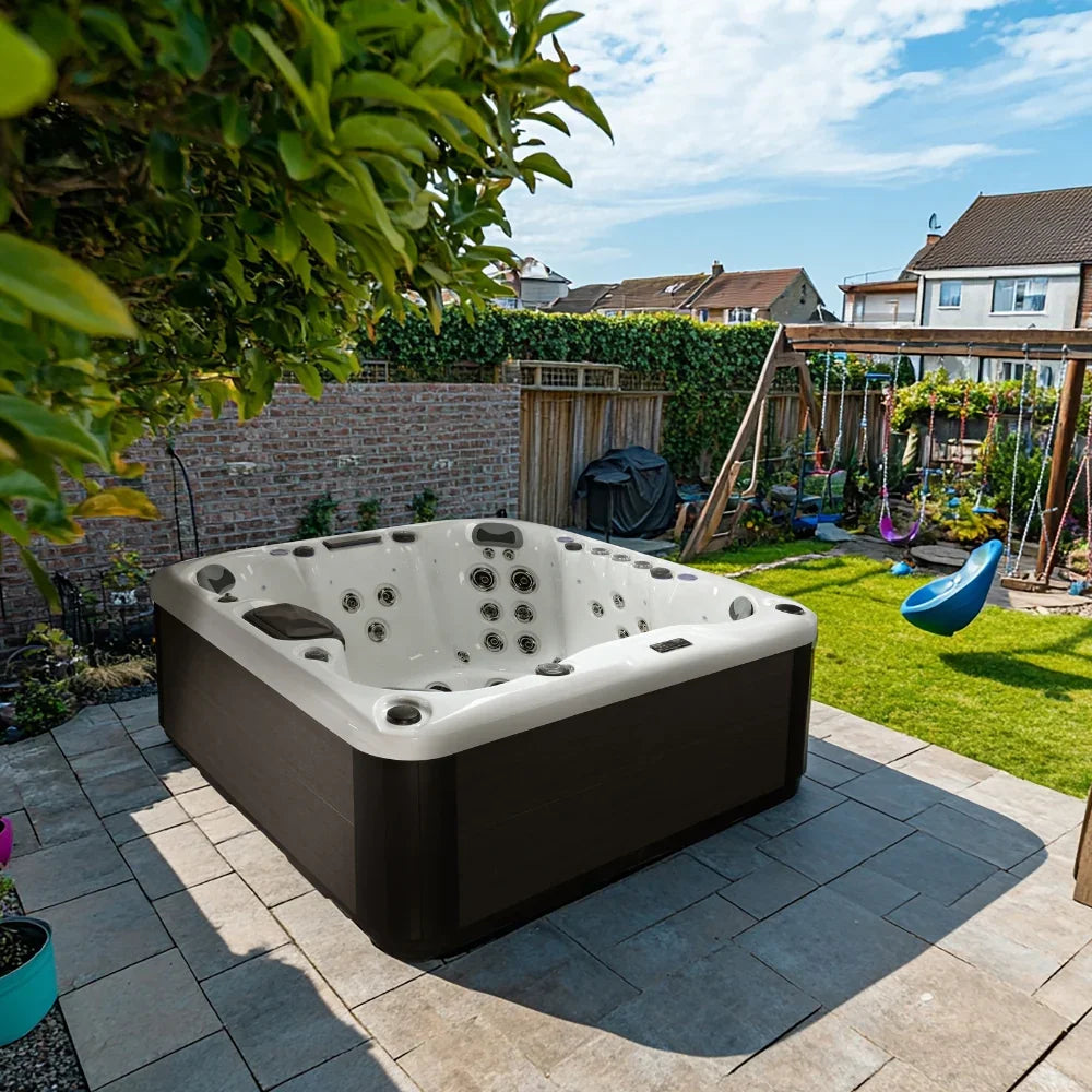 Luxuriöser Outdoor Whirlpool im modernen Gartendesign, Wellness-Oase für Entspannung
