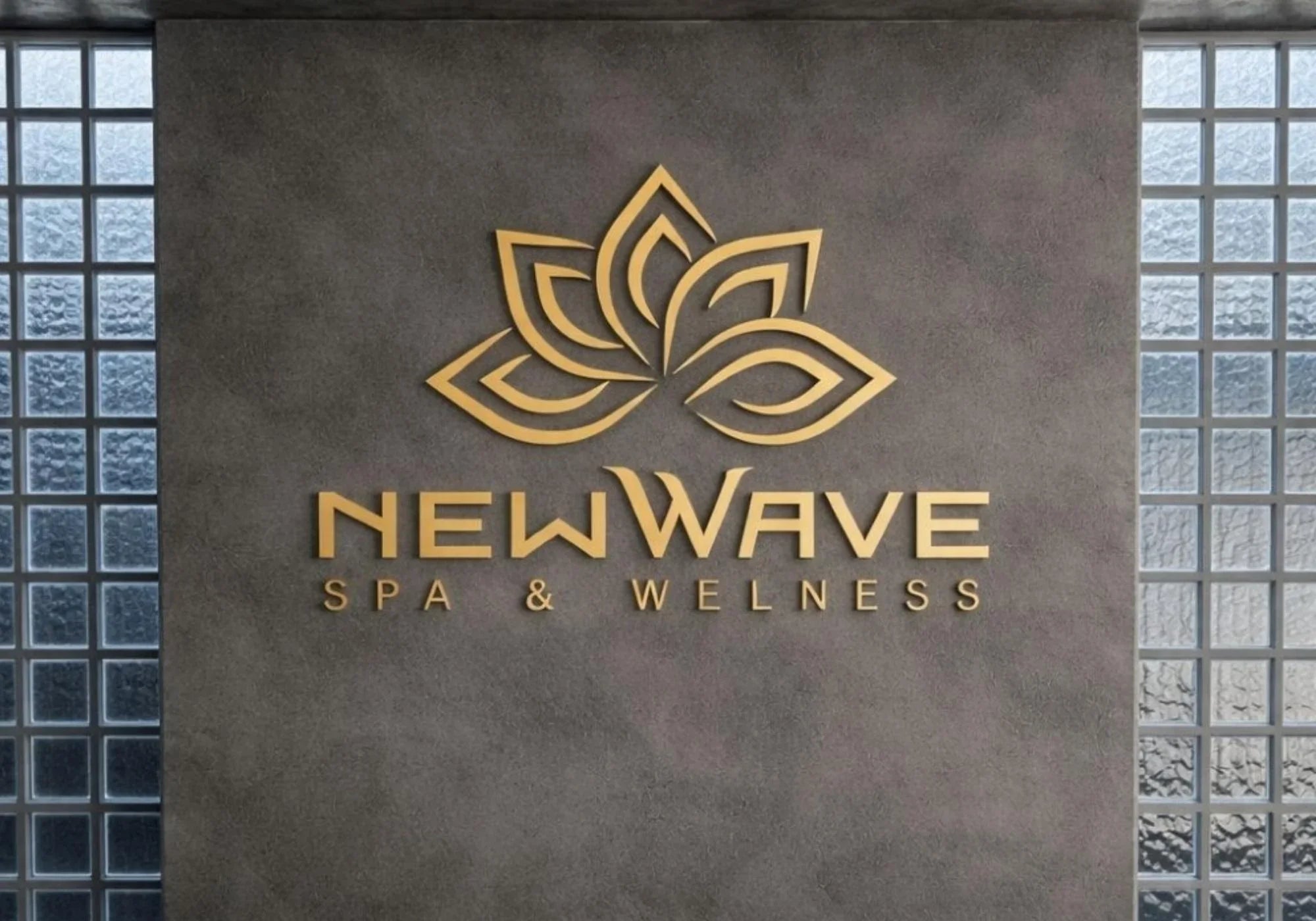 Modernes Showroom-Design mit New Wave Spa & Wellness Logo, luxuriöse Wellness-Atmosphäre