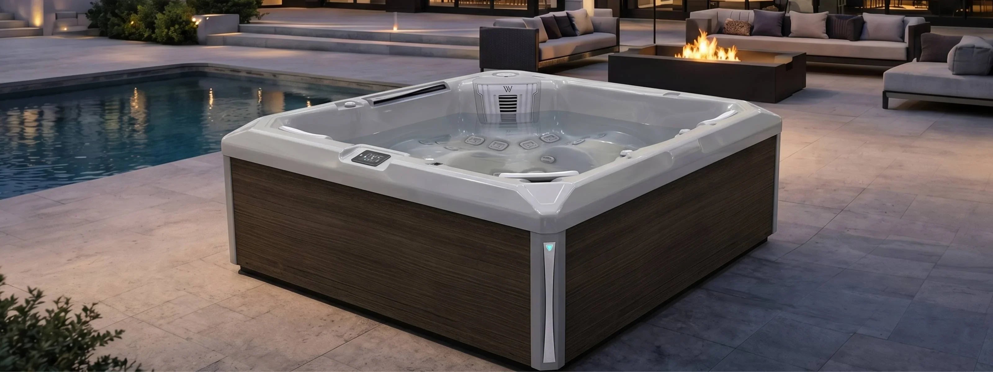 Outdoor Whirlpool Wellis Makalu in Space Grau mit Smoothside Panelle in braun auf einer hochwertigen Gartenterasse mit Kamin und Lounge