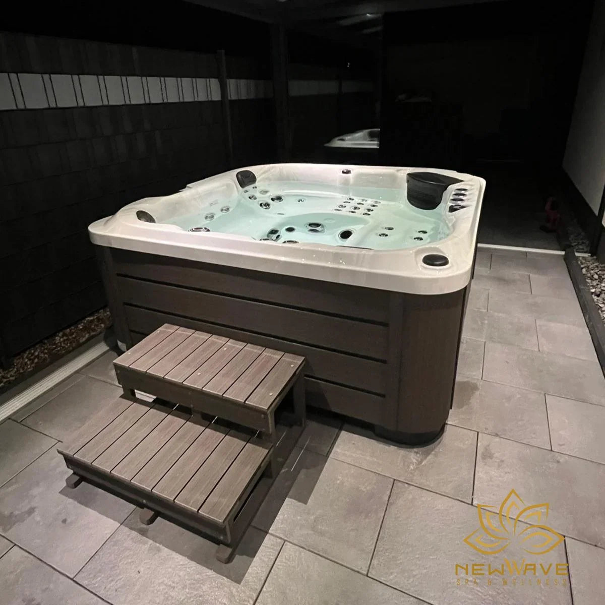 Luxuriöser Outdoor Whirlpool von New Wave auf moderner Terrasse, perfekte Wellness-Oase für den Garten.