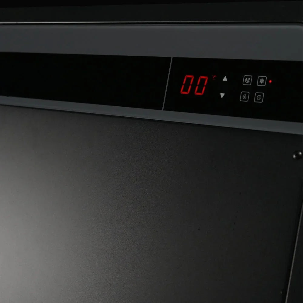 Digitale Temperaturanzeige und Bedienelement eines Outdoor Whirlpools in Schwarz