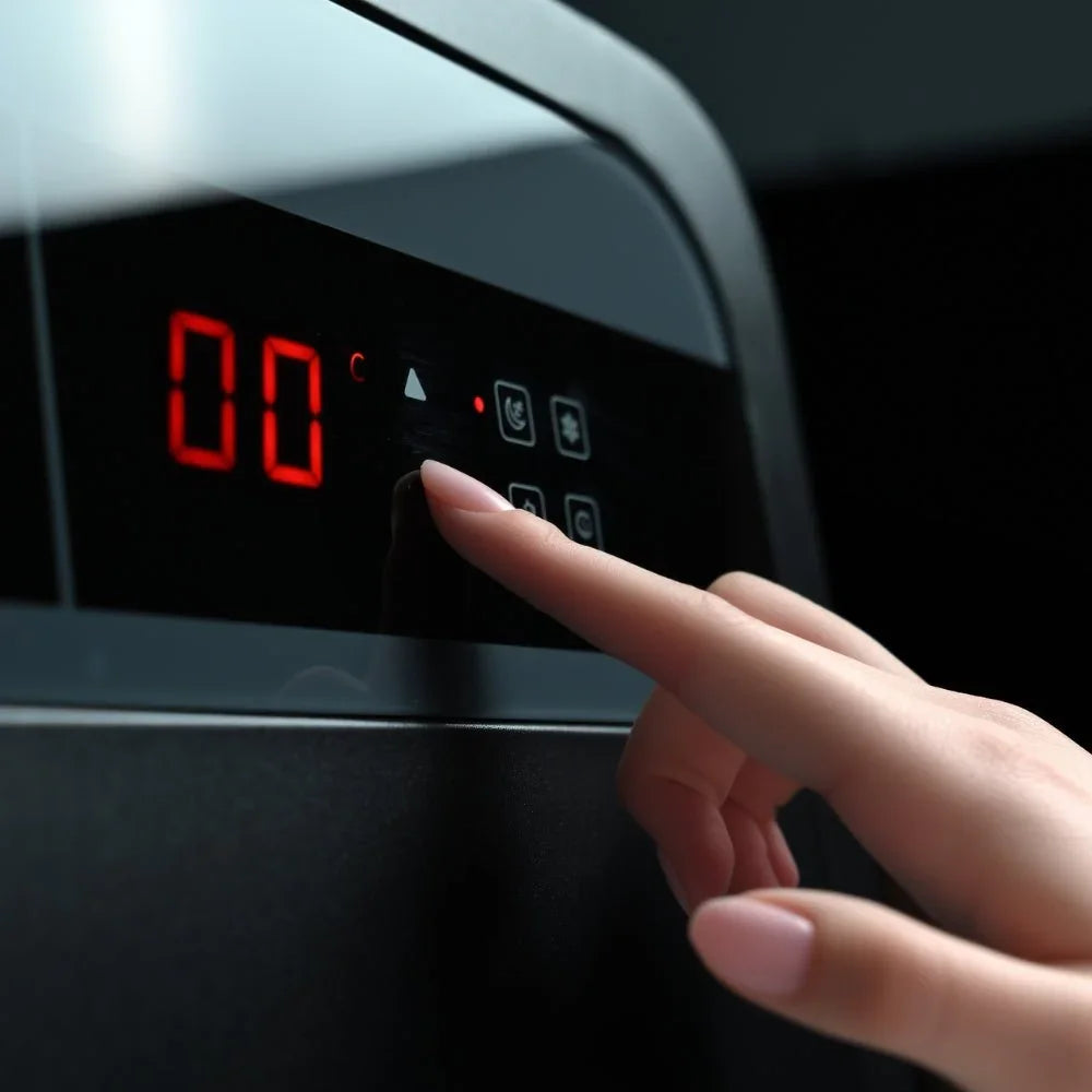 Moderne Steuerung eines Outdoor Whirlpools mit digitalem Display, Fokus auf Bedienfeld