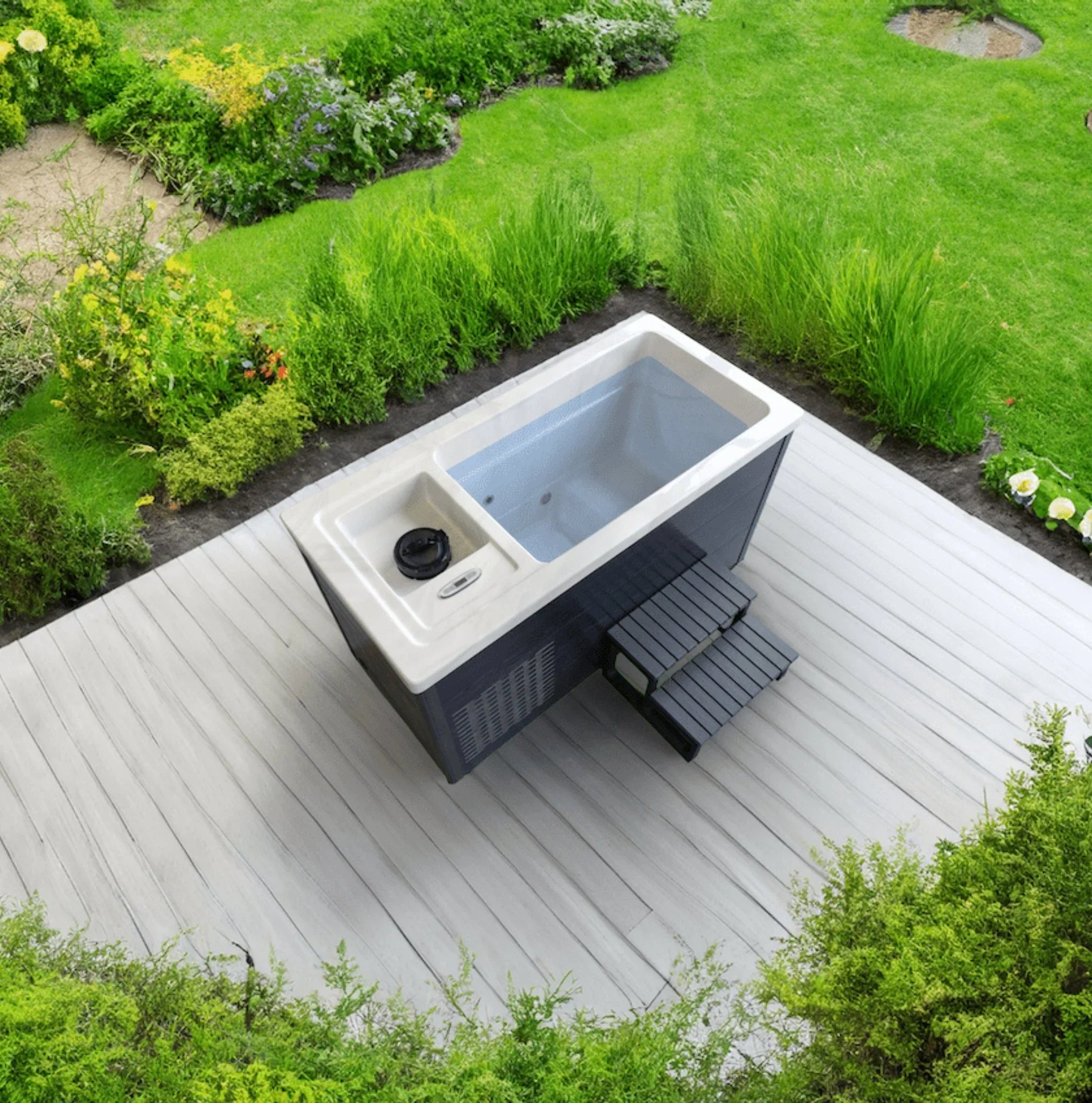 Moderner Whirlpool auf Terrasse im Garten, luxuriöses Design für Outdoor Wellness