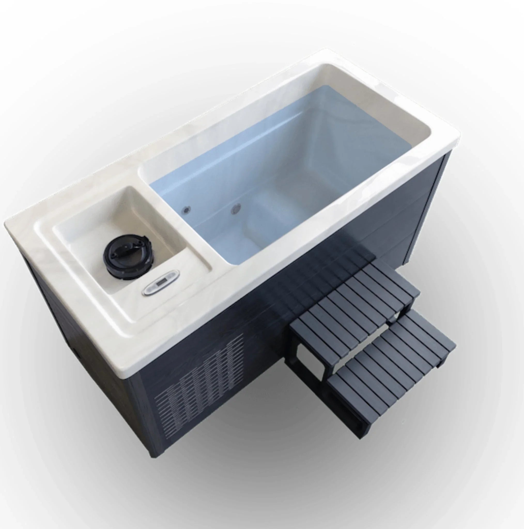 Hochwertiger Outdoor Whirlpool mit moderner Verkleidung und Einstiegstreppe, ideal für Wellness