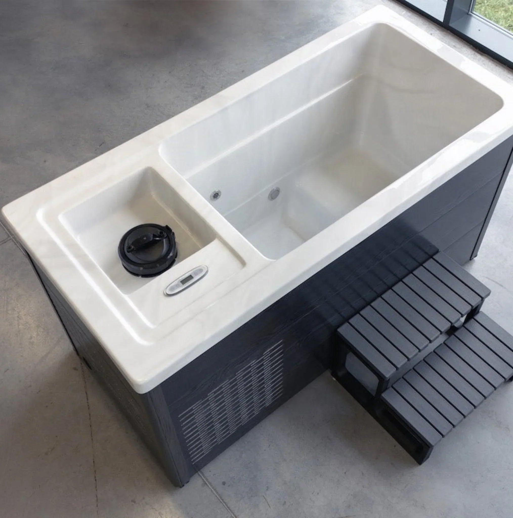 Moderner Outdoor Whirlpool auf Terrasse, rechteckiges Design mit Einstiegsstufen, Wellness