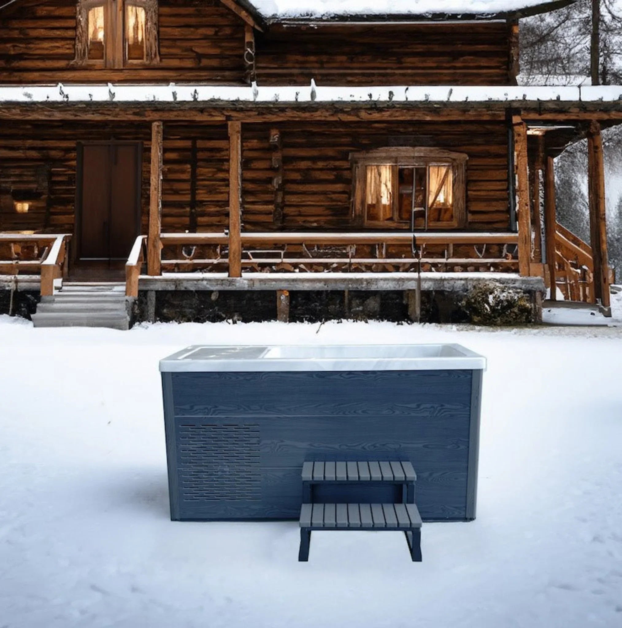 Luxuriöser Whirlpool im modernen Design auf verschneiter Terrasse vor rustikalem Holzhaus, Outdoor Wellness-Atmosphäre