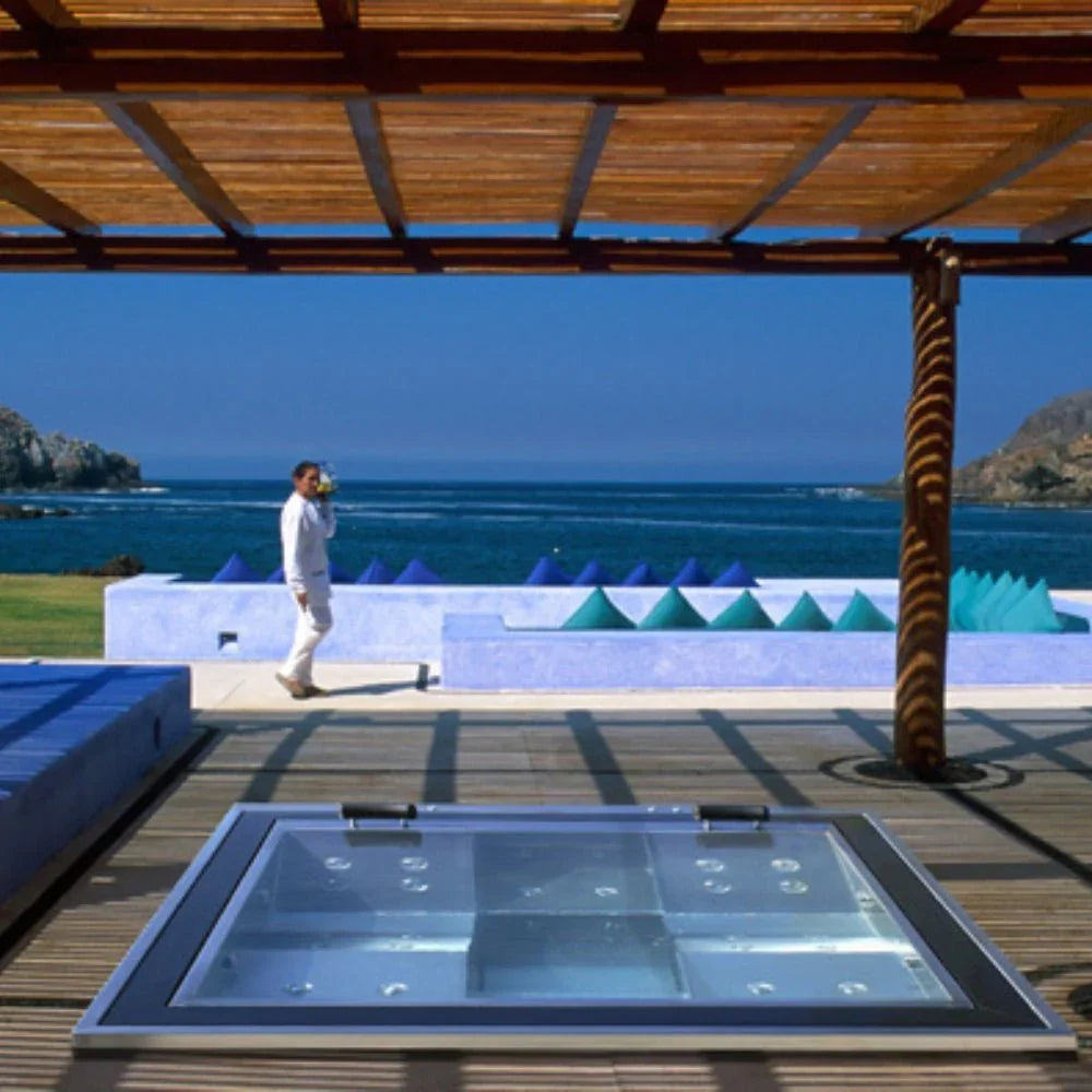 Luxuriöser Edelstahl-Whirlpool auf Terrasse mit Meerblick, stilvolle Outdoor Wellness-Atmosphäre