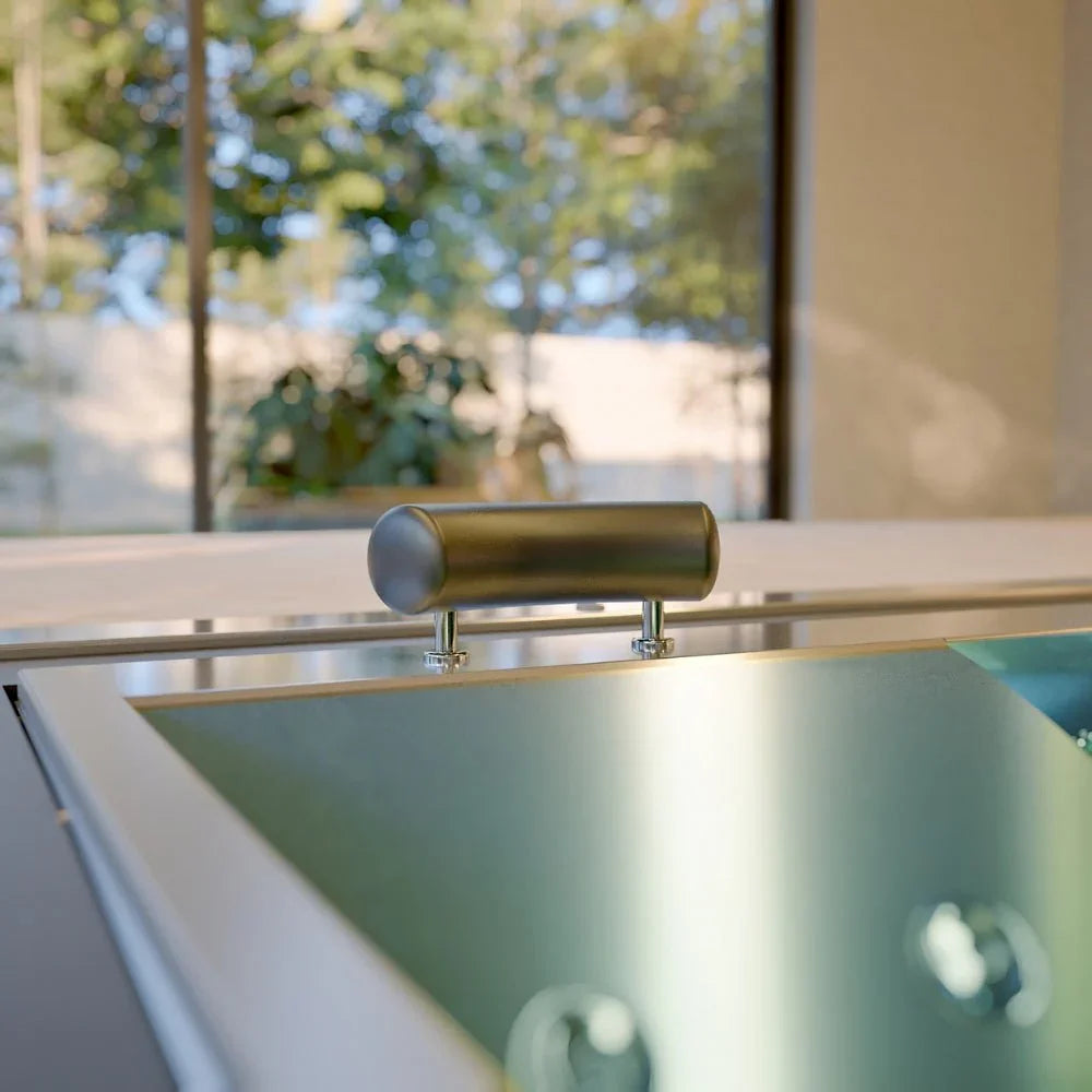 Luxuriöser Edelstahl-Whirlpool mit Kopfstütze für Garten oder Terrasse, modernes Wellness-Design