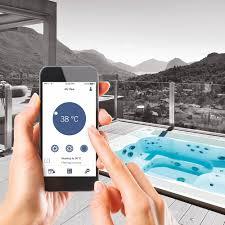 Whirlpool auf Terrasse mit App-Steuerung, modernes Outdoor-Design, Wellness für Garten