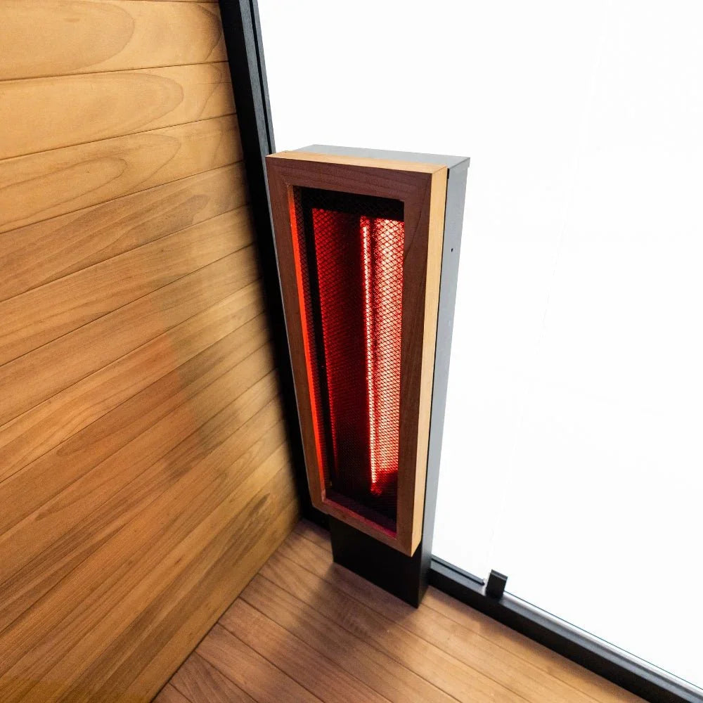 Detail moderner Infrarotstrahler in hochwertiger Sauna, Holzdesign, Wellness-Feeling