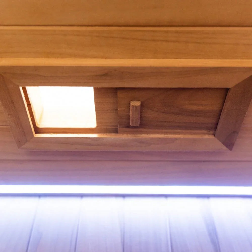 Detail der Holzbeschaffenheit und Belüftung einer modernen Infrarot-Sauna für zwei Personen