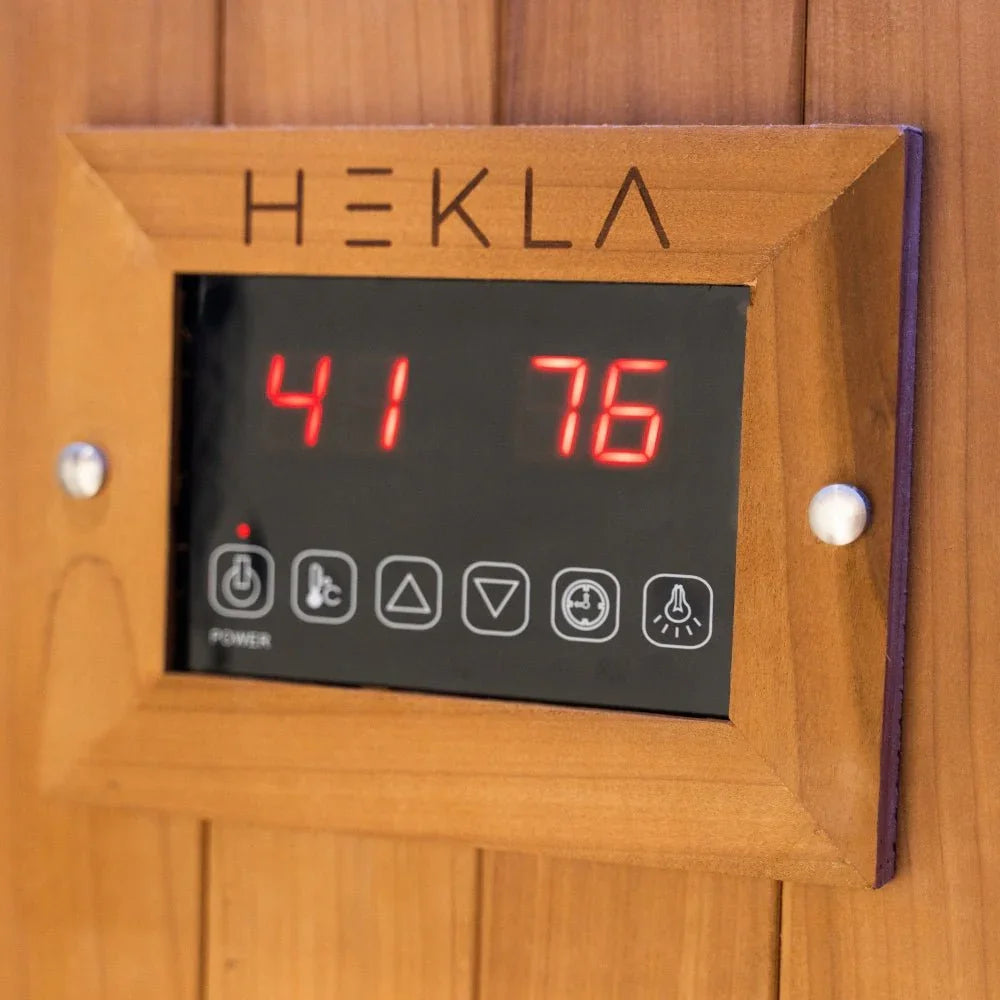 Digitales Bedienfeld einer Hekla Infrarot Sauna mit Holzrahmen und LED-Anzeige, Wellness