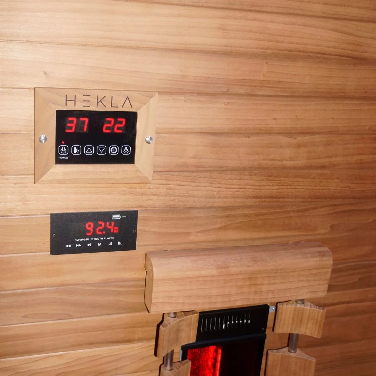 Hochwertiges Bedienelement und Holzverkleidung einer modernen Infrarotsauna für 1 Person, ideal für Wellness und Outdoor-Living.