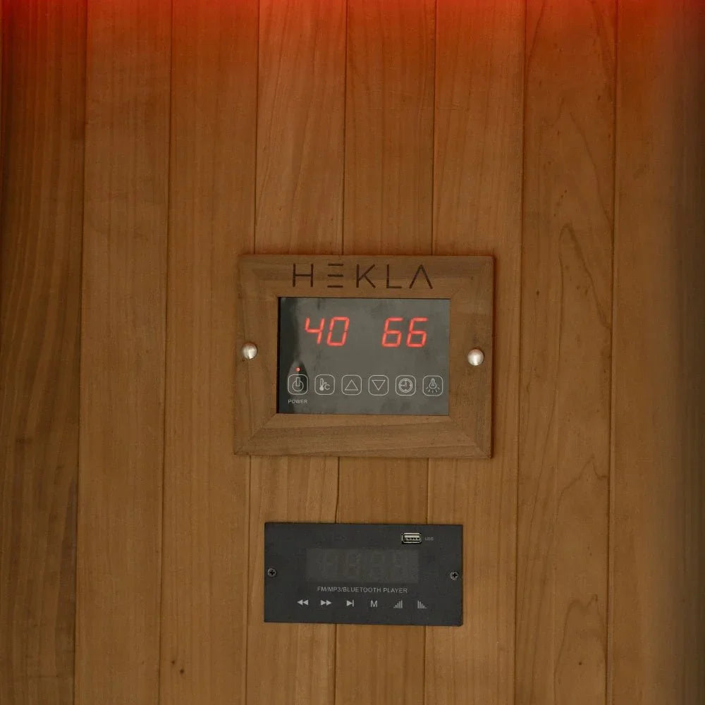 HEKLA Sauna-Innendisplay mit Temperaturanzeige und Bedienelementen, modernes Holzdesign, ideal für Wellness-Oasen