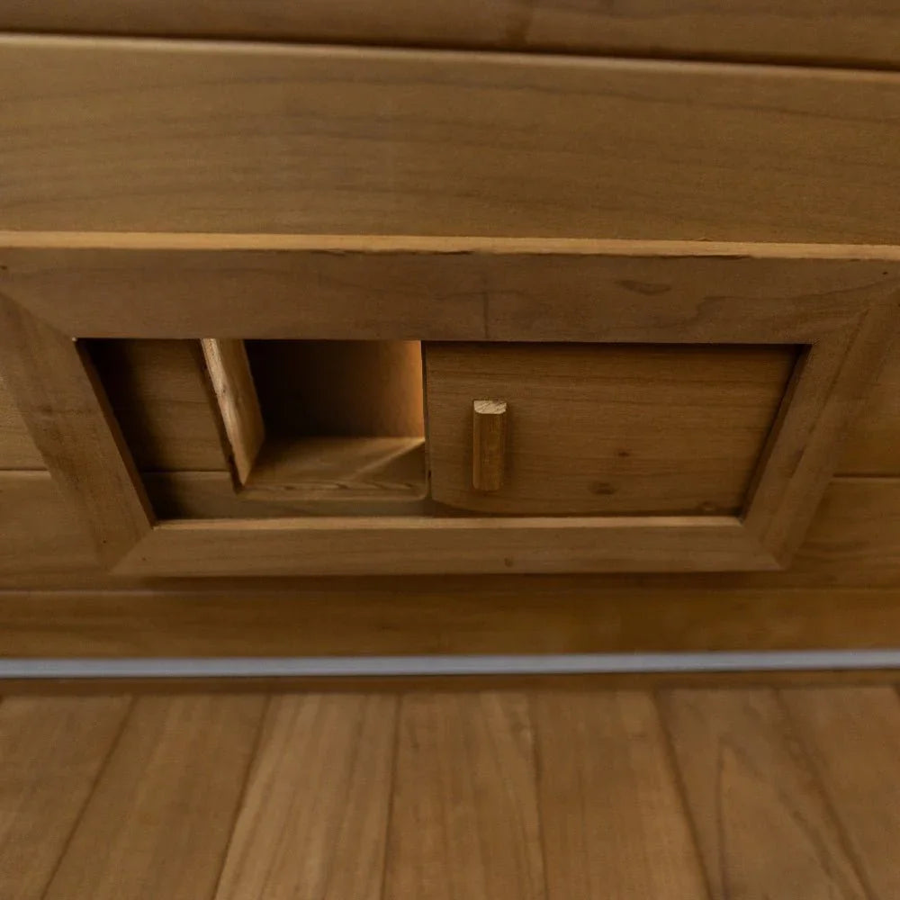 Detail Luftzufuhr aus Holz, hochwertig verarbeitet, für moderne Outdoor Sauna, Wellness