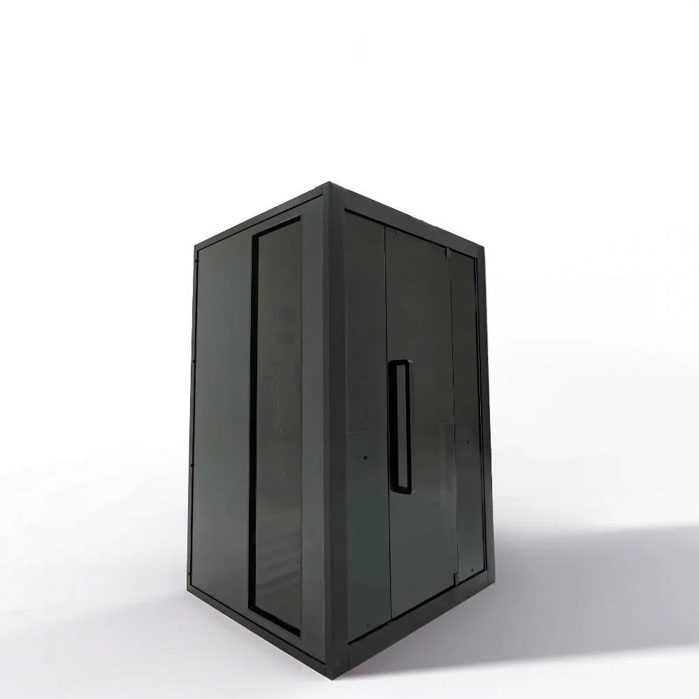 Moderne Infrarot Sauna für 2 Personen, hochwertige Glasfront, neutraler Hintergrund, Garten Wellness