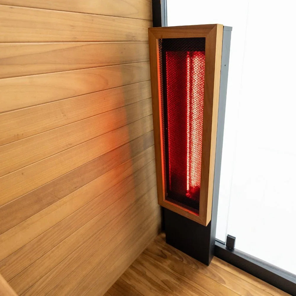 Moderne Infrarot-Sauna mit Holzverkleidung und effizientem Strahler für Wellness im Outdoor-Bereich