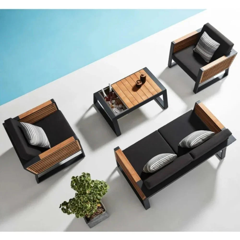 Modernes 2-Sitzer Sofa Set mit schwarzen Polstern und Holzarmlehnen für Garten oder Terrasse