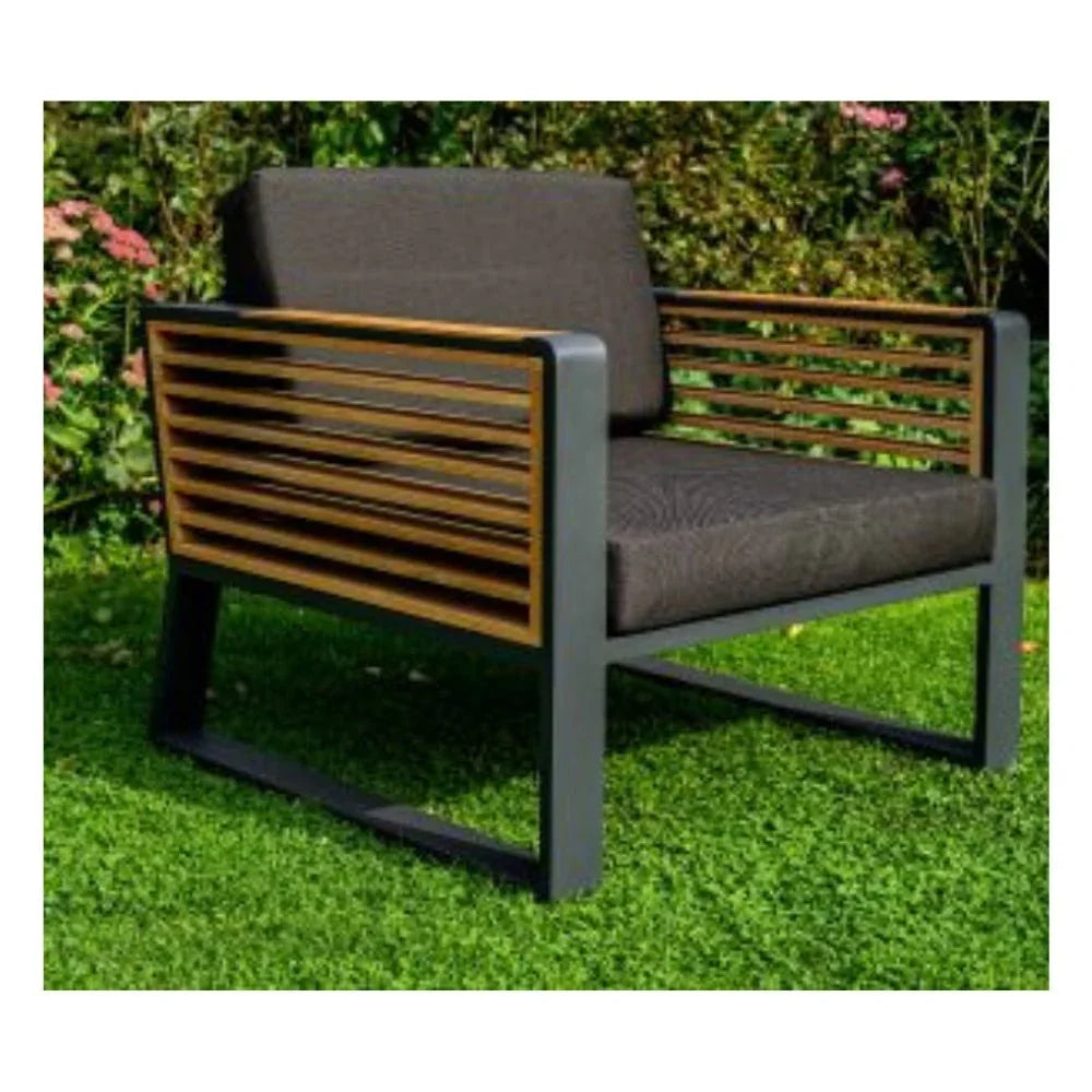 Luxuriöser Outdoor-Sessel mit modernem Design, Aluminium-Gestell und Holz-Elementen im Garten