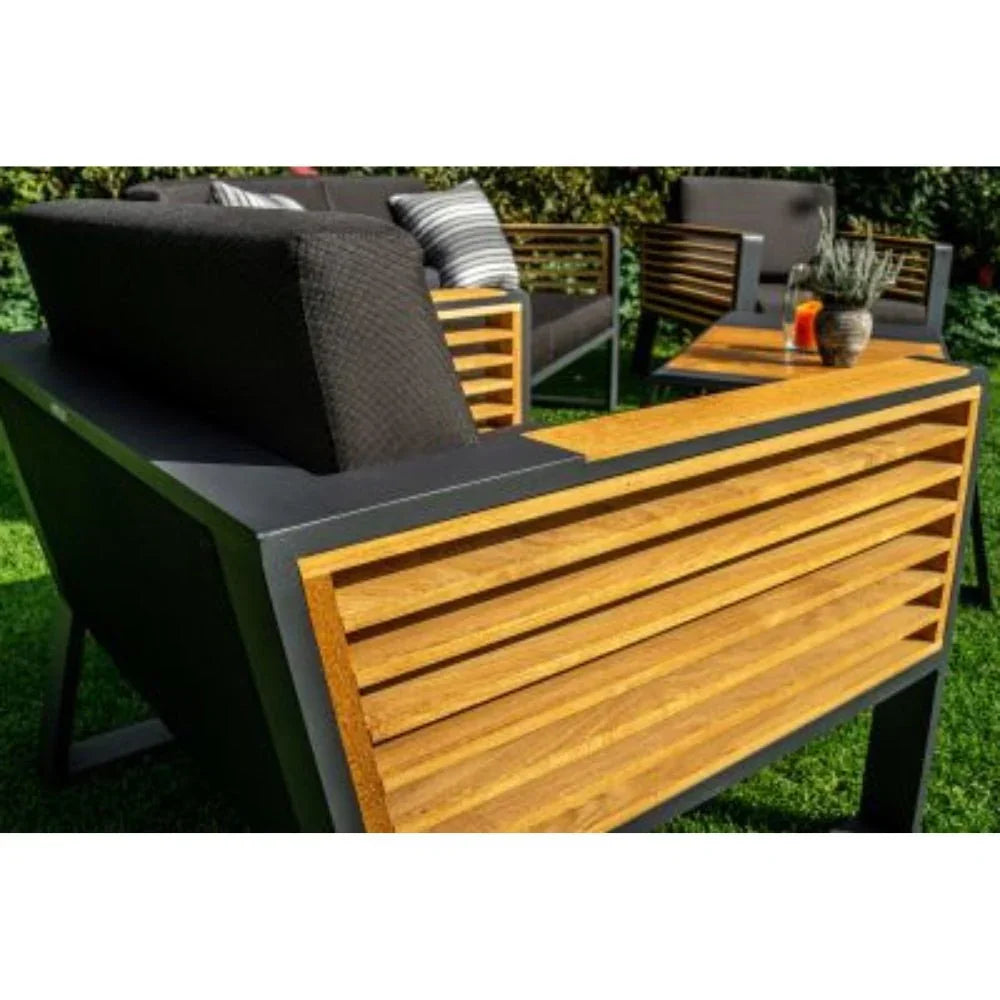 Luxuriöses Higold Gartenmöbel-Set aus Holz und Aluminium auf Terrasse, moderne Outdoor-Lounge-Atmosphäre