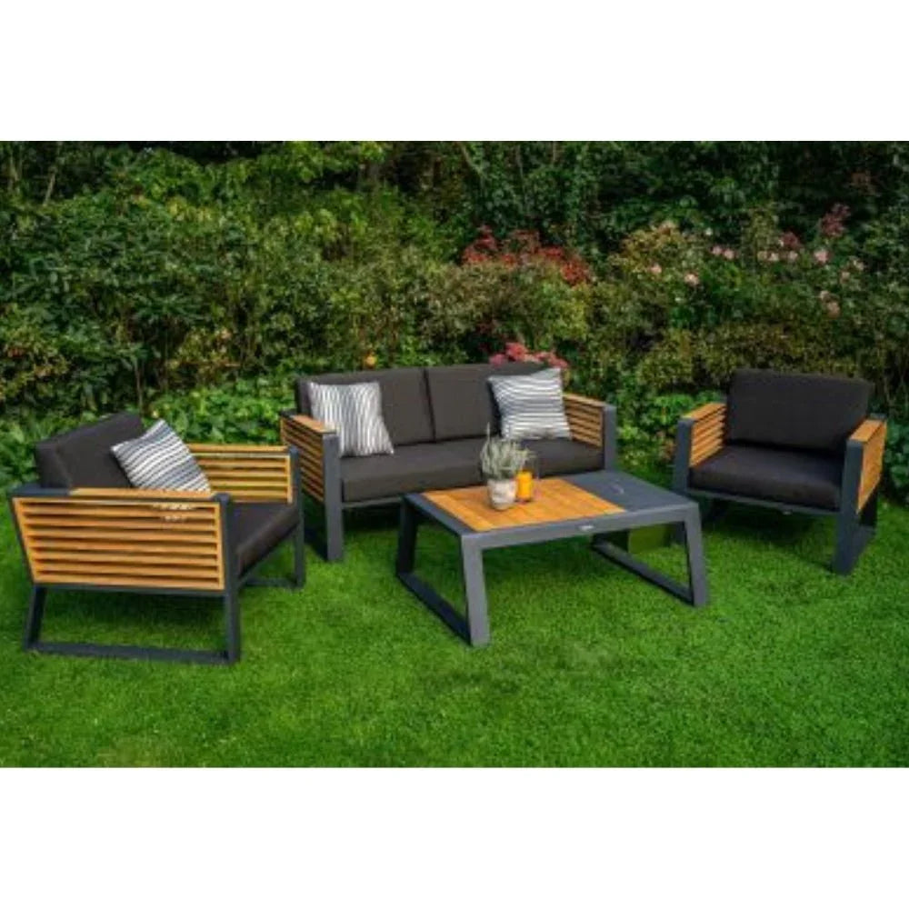 Luxuriöse Higold Gartenmöbel-Lounge aus Holz und Aluminium im modernen Design auf Terrasse im Grünen