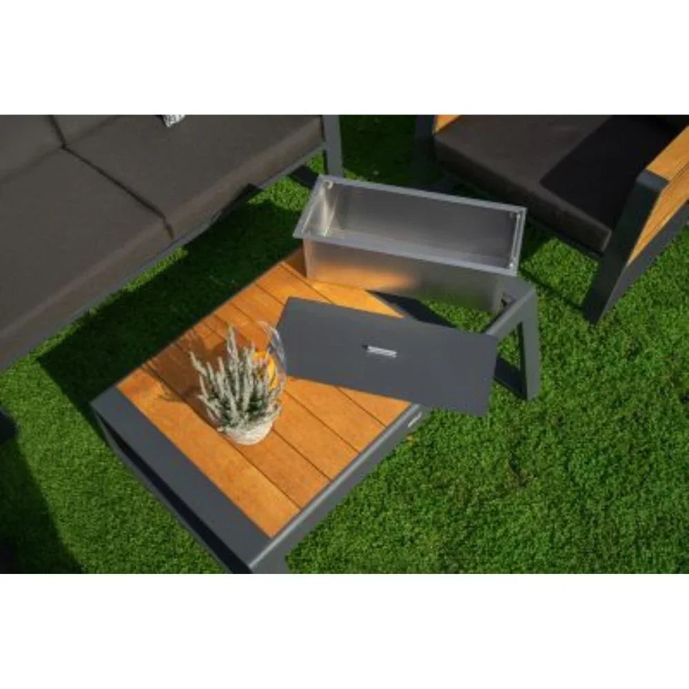 Modernes Gartenmöbel-Set mit Aluminiumrahmen und Holztisch auf Terrasse, Outdoor-Lounge-Design