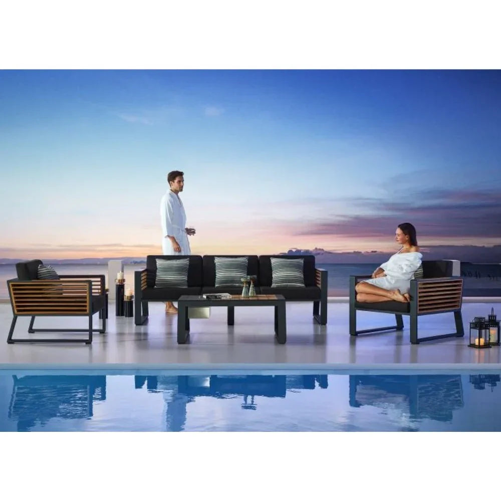 Luxuriöses Higold Gartenmöbel-Set aus Aluminium und Holz auf moderner Terrasse am Pool, entspannte Wellness-Atmosphäre bei Sonnenuntergang