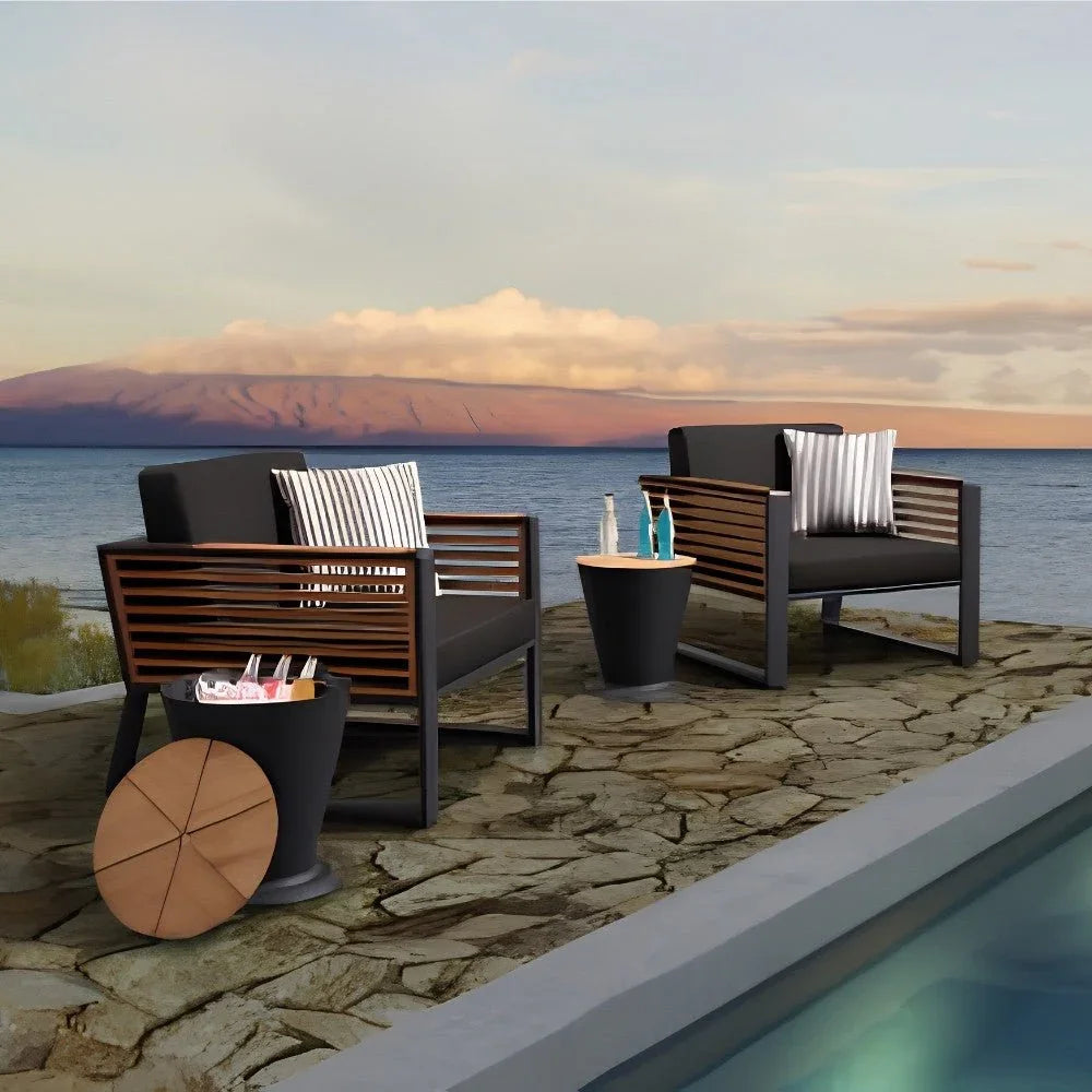 Luxuriöser Gartensessel auf Terrasse am Pool mit Meerblick, modernes Outdoor-Design für Wellness und Entspannung.