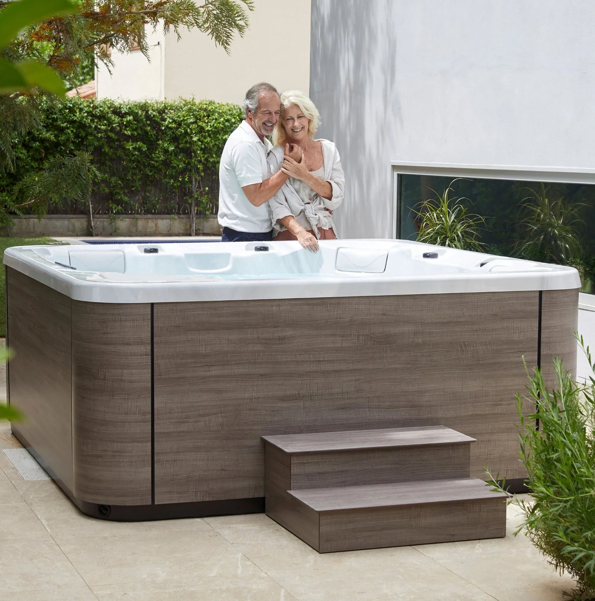 Outdoor Whirlpool auf moderner Terrasse, luxuriöse Wellness-Atmosphäre im Garten, Spa-Design