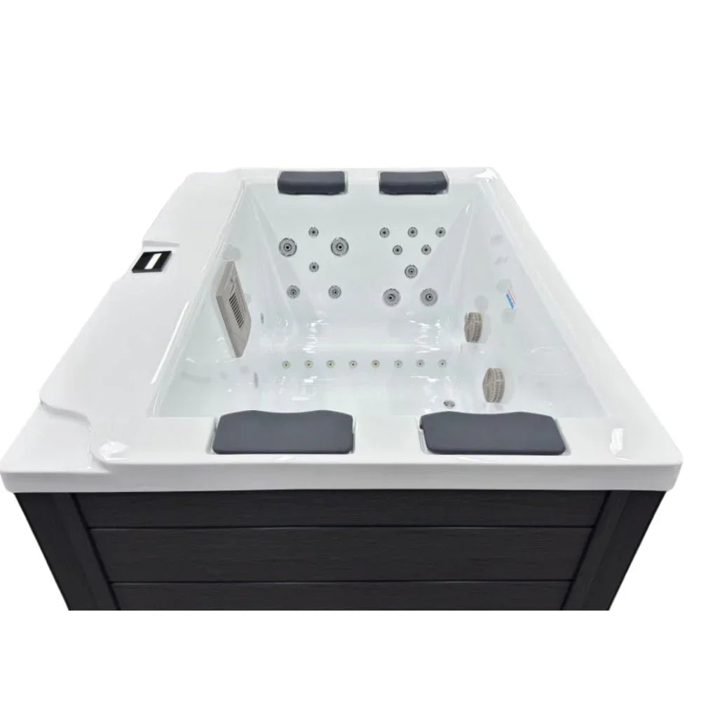 Moderner Outdoor Whirlpool mit grauen Kopfstützen und Massagedüsen, ideal für Garten oder Terrasse