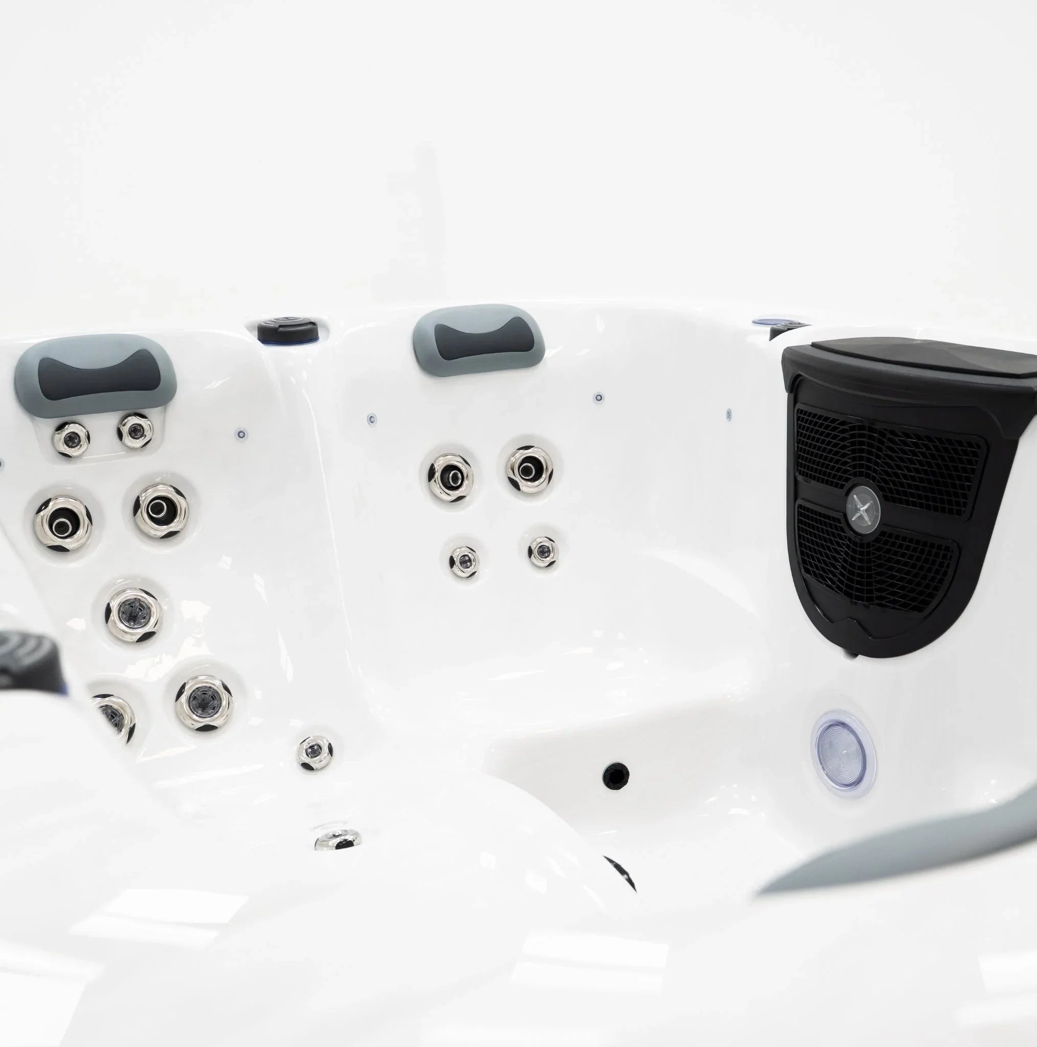 Moderner Outdoor Whirlpool mit Massagedüsen, ergonomischen Kopfstützen und weißem Design