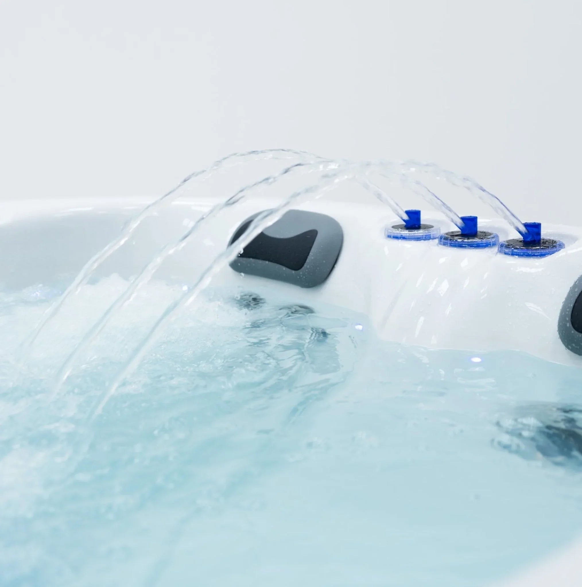 Hochwertiger Outdoor Whirlpool mit Massagedüsen und ergonomischer Kopfstütze, modernes Design