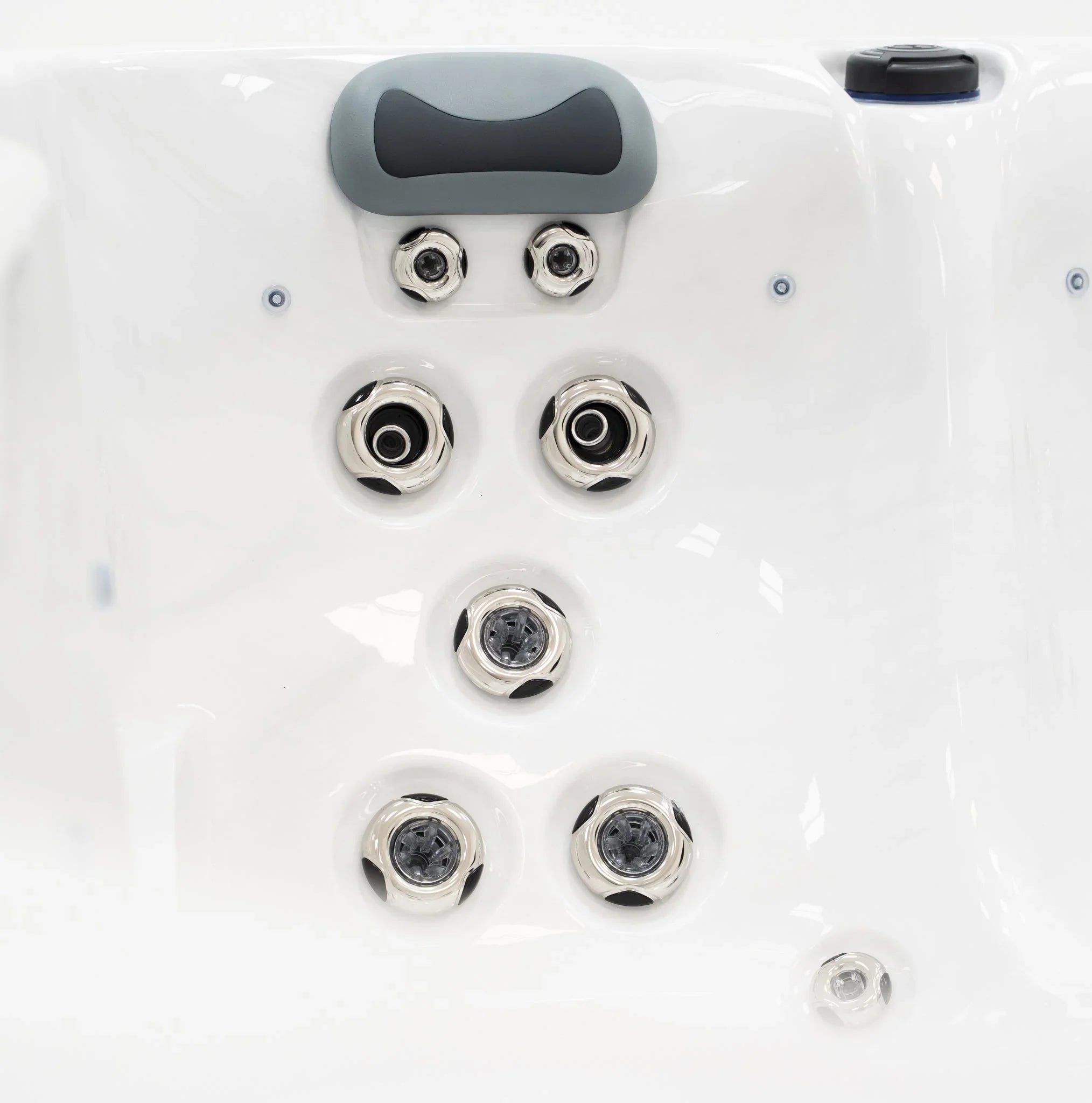 Detailansicht moderner Outdoor Whirlpool Massagedüsen mit Kopfstütze in Weiß, Wellness-Design