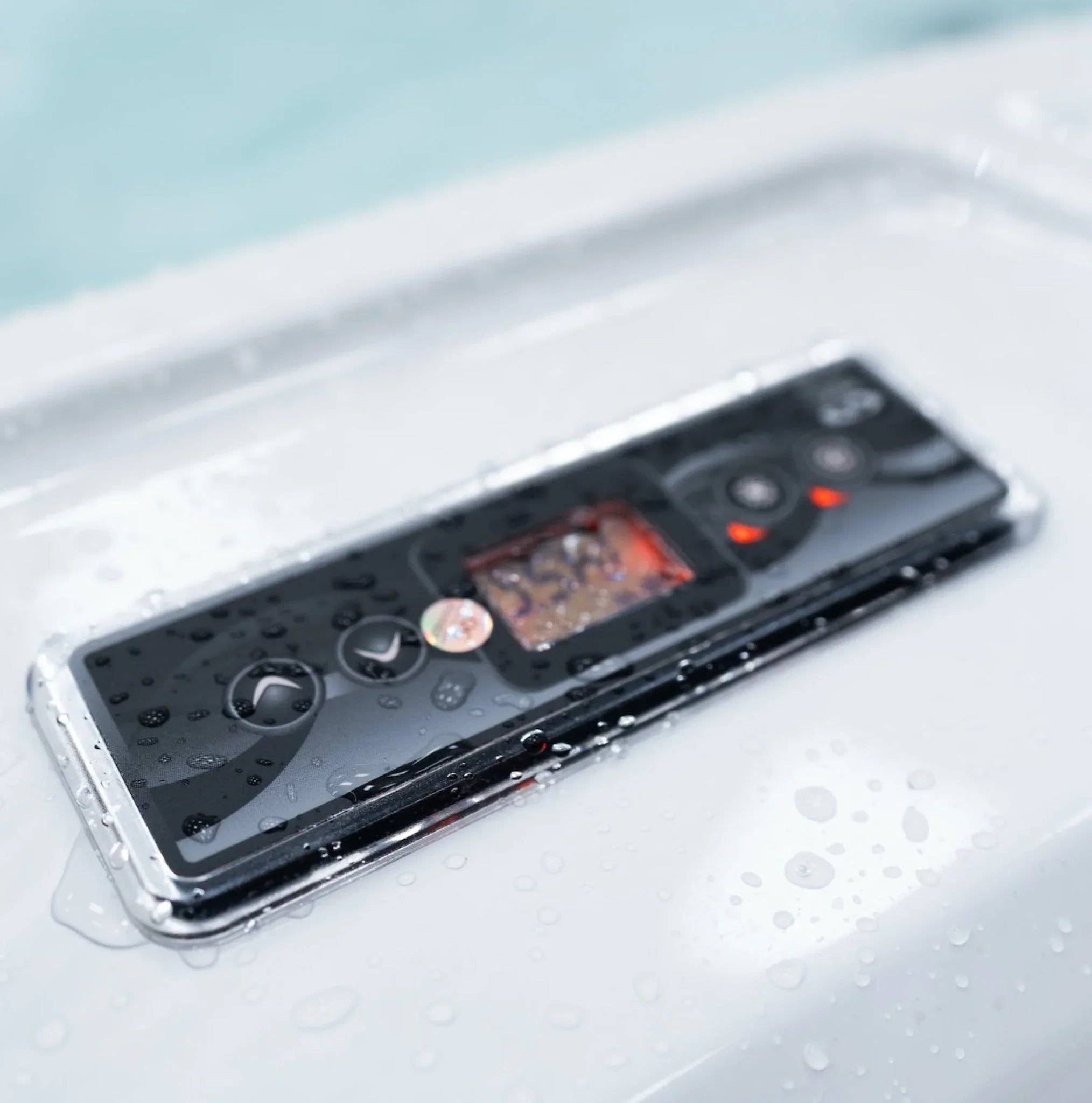 Wasserfeste Steuerung eines Outdoor Whirlpools mit digitalem Display, modernes Spa-Design