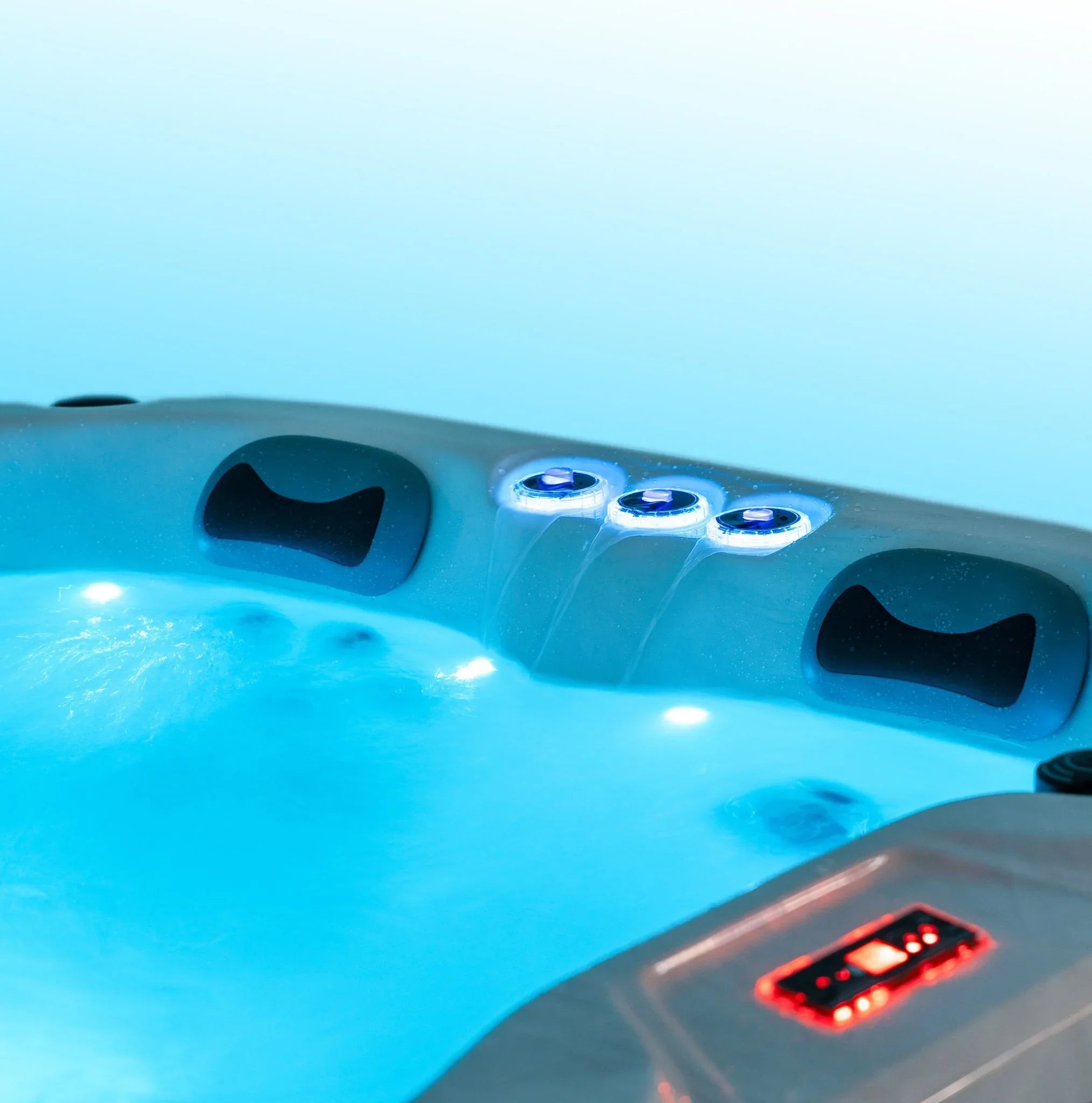 Luxuriöser Outdoor Whirlpool mit LED-Beleuchtung und Kopfstützen, ideal für Garten Wellness